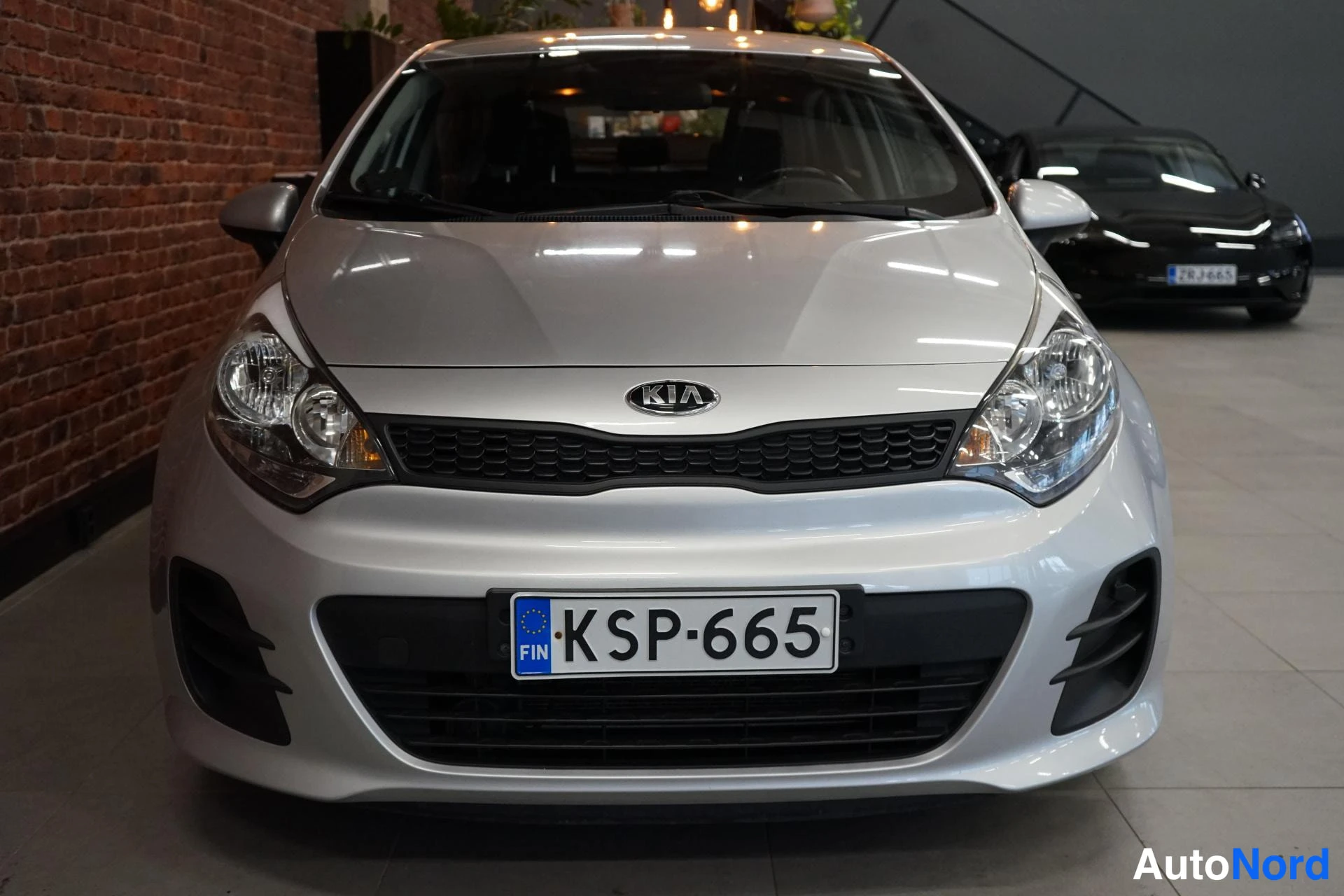 Edestä: Kia Rio 2017, edessäpäin, hopeinen, rekisteritunnus.