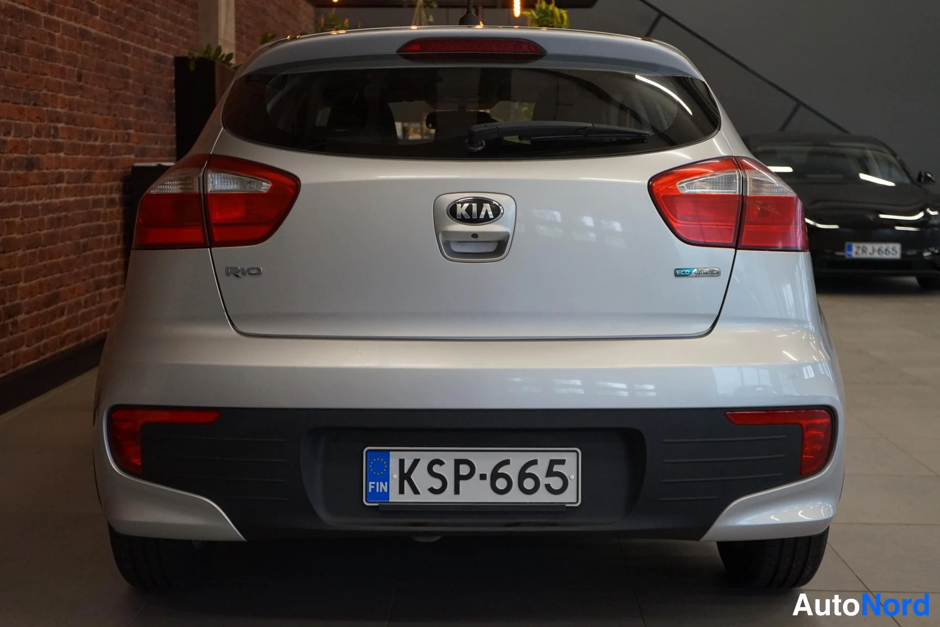 Takaa: Kia Rio 2017 takaa kuvattuna, hopea