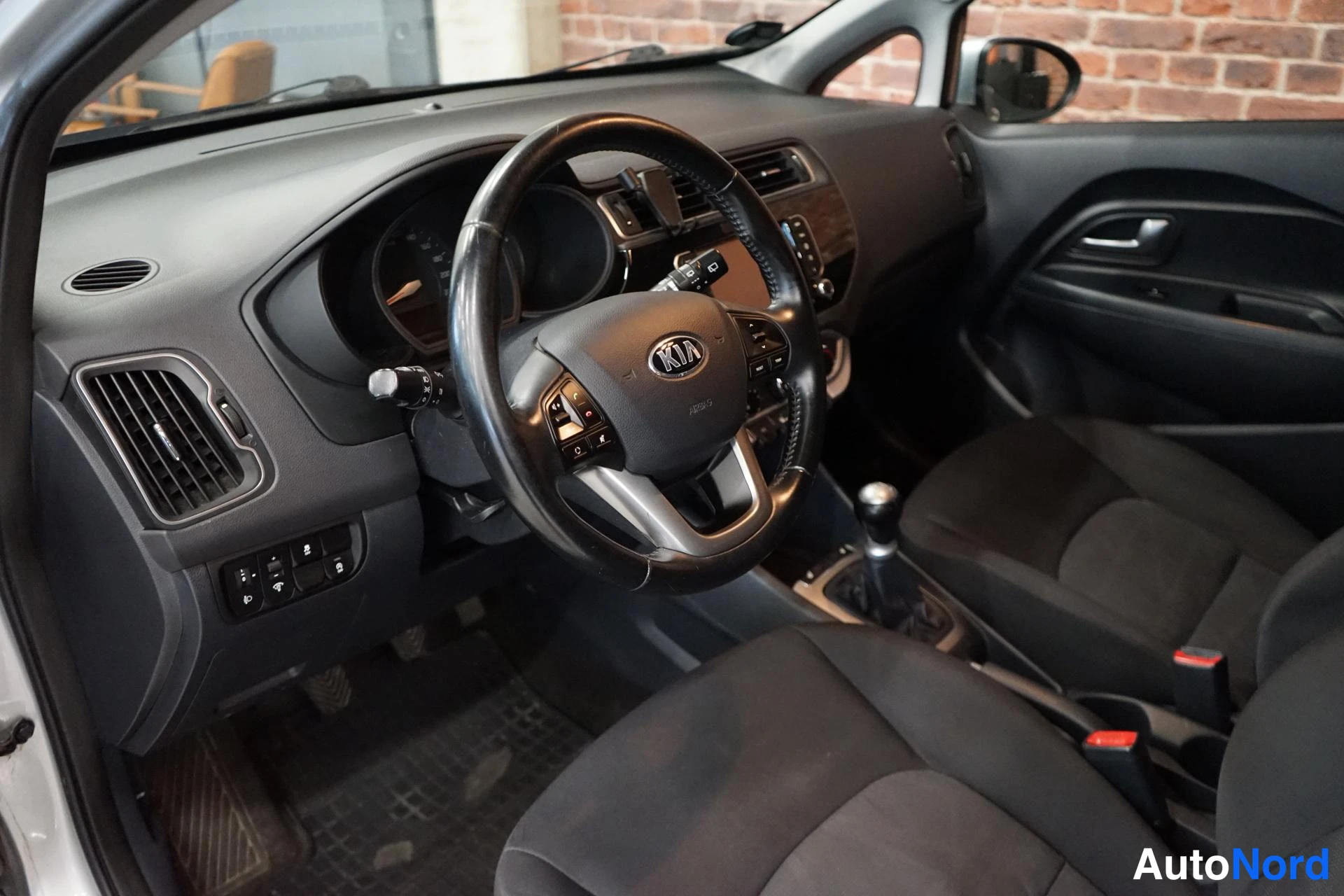 Takaa: Kia Rio 2017 ohjaamo, tumma sisusta