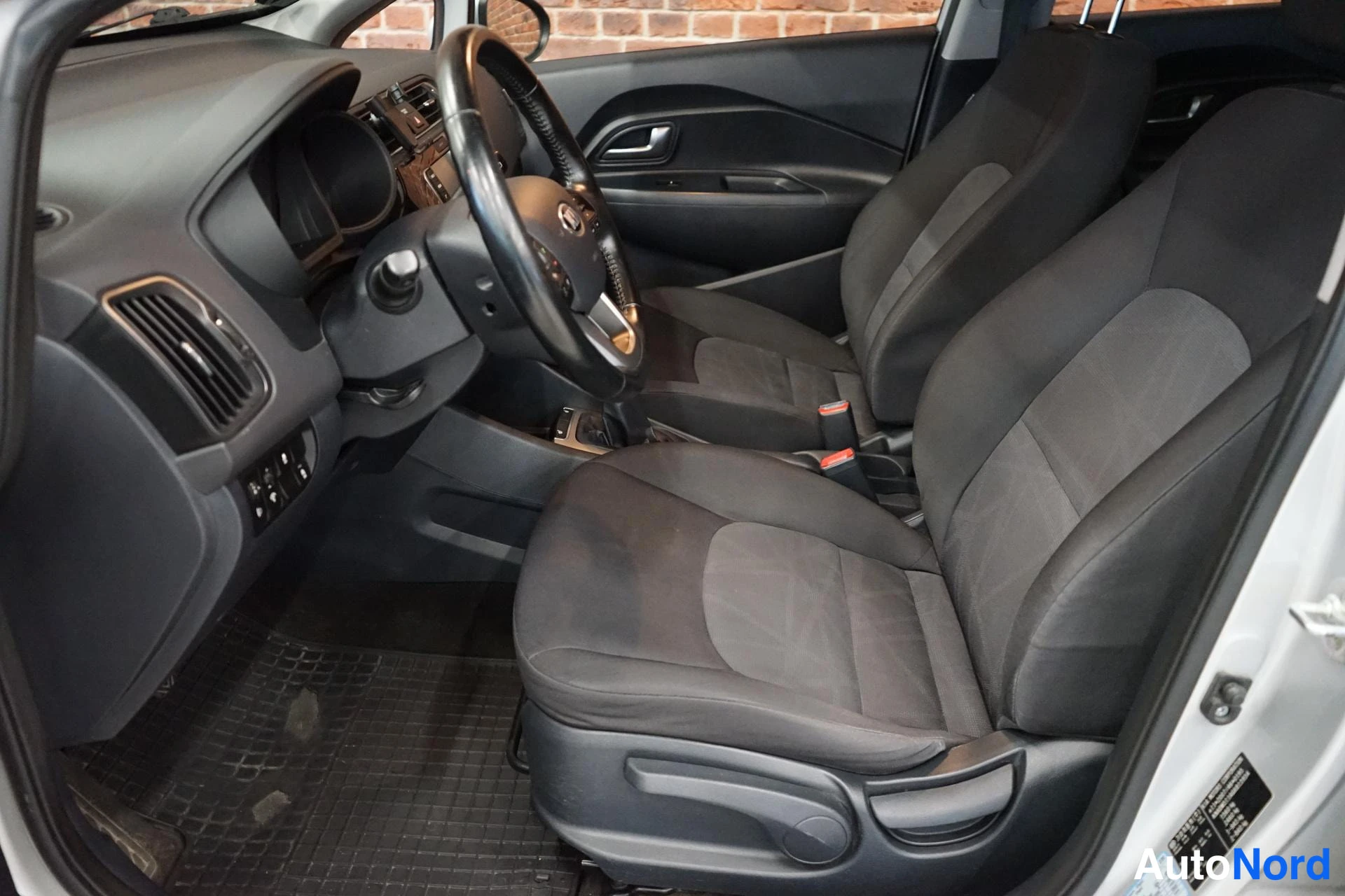 Takaa: Kia Rio 2017 etupenkit ja kojelauta