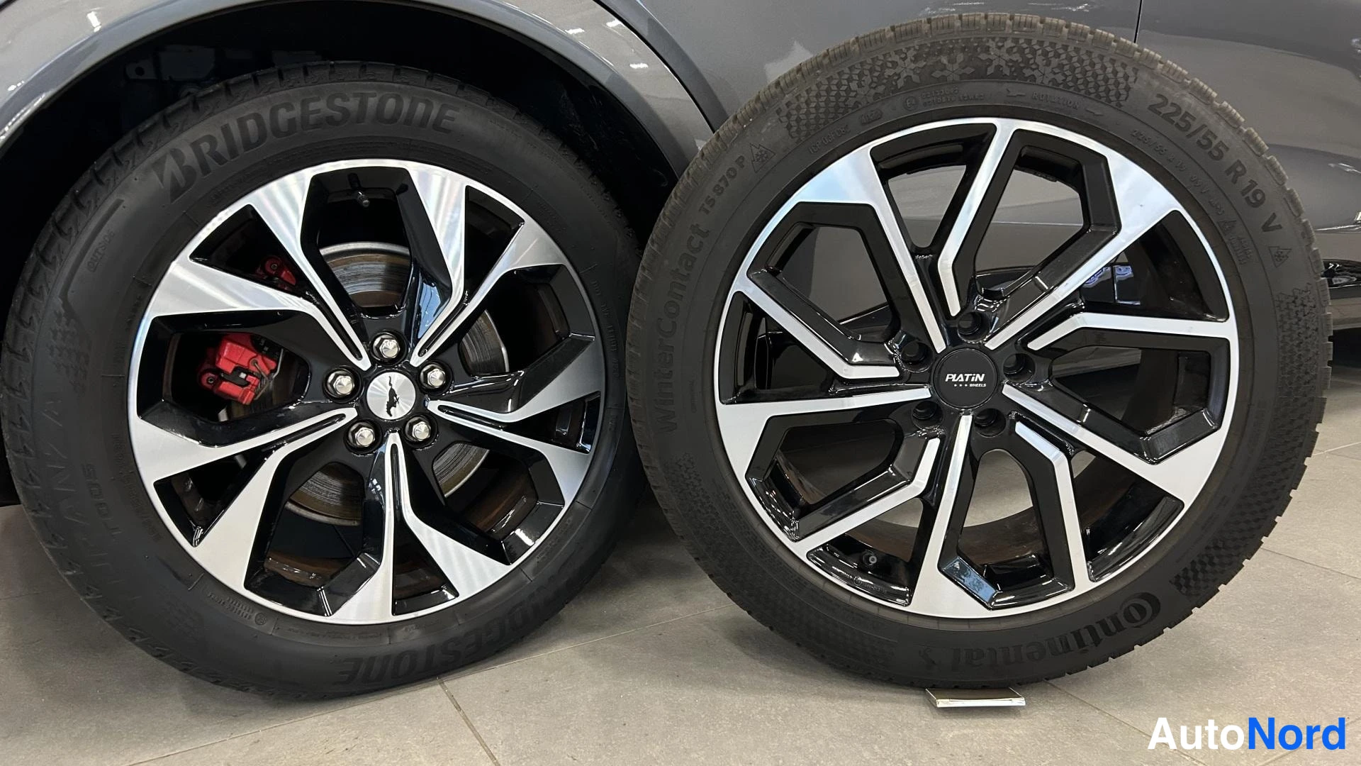 Muu: Kaksi kevytmetallivannetta autossa ja irrallaan: Bridgestone- ja Continental-talvirenkaat.