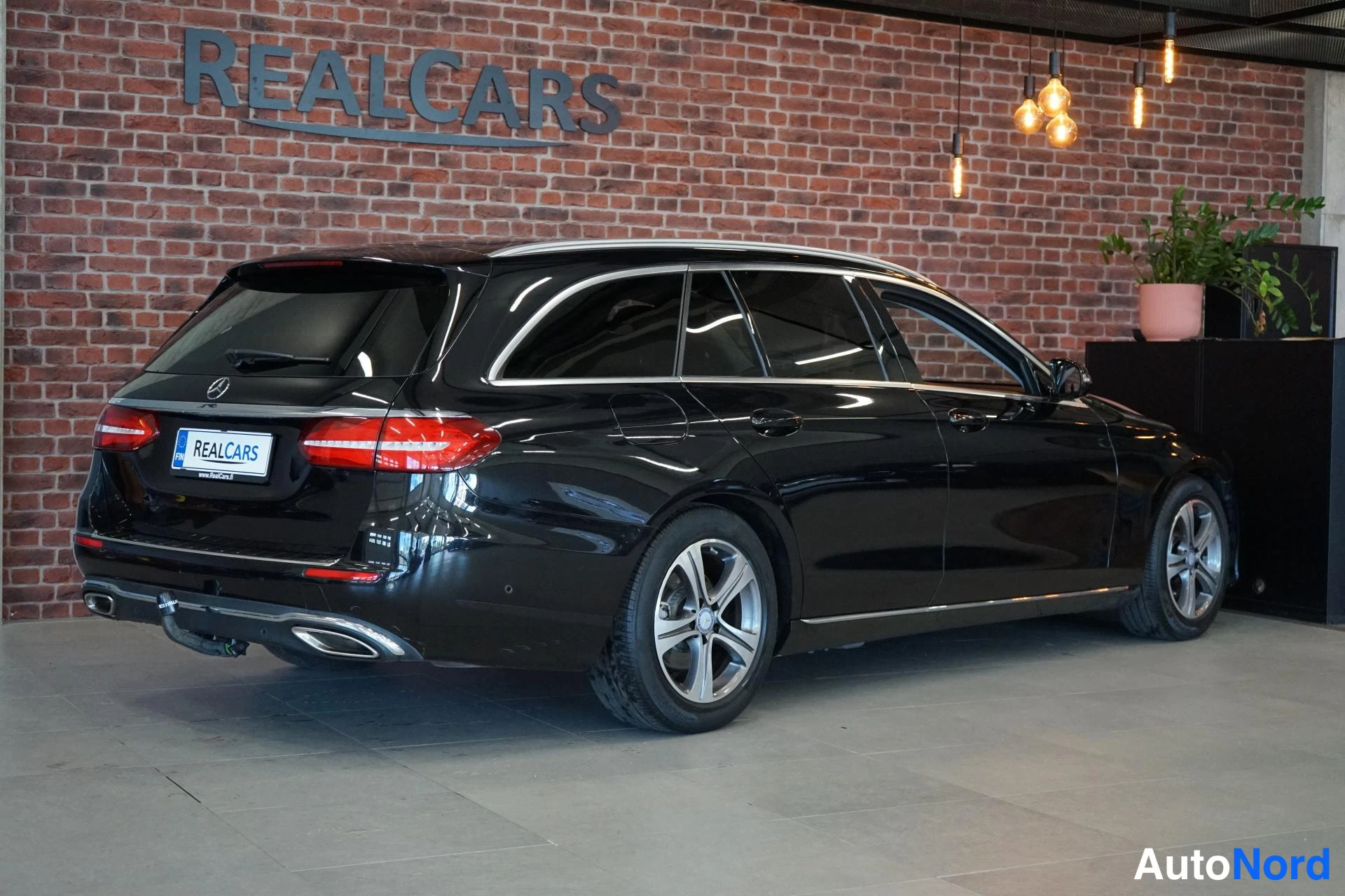 Takaviisto: Musta Mercedes-Benz T-malli farmari takaviistolta, näkyvät takavalot, rear 3/4