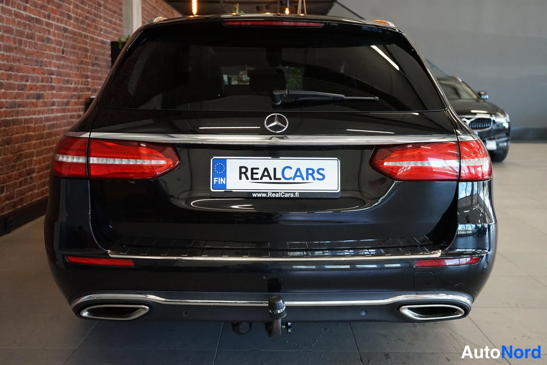 Takaa: Mustan Mercedes-Benzin takanäkymä, näkyvät takavalot, chrome-lista ja kattospoileri