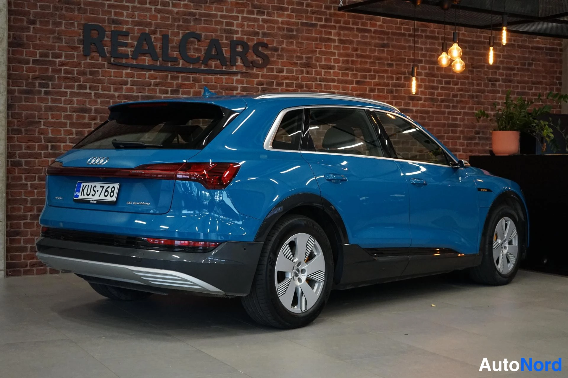 Takaviisto: Audi e-tron takaviisto vasemmalta, sininen kori, rekisteri.