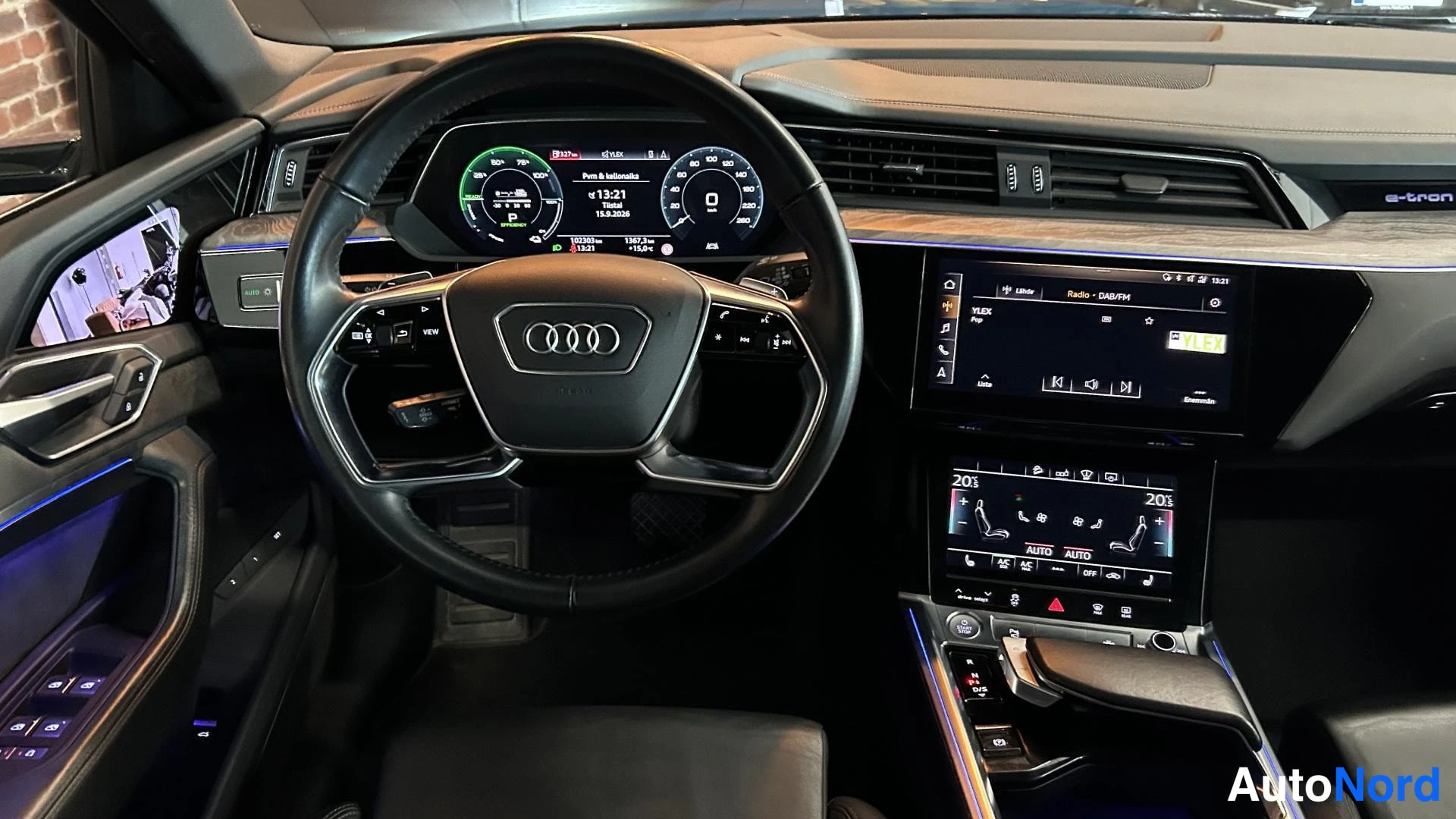 Muu: Kuljettajan näkökulma ohjaamoon: Audi-ratti, digitaalinen mittaristo ja kaksi näyttöä.