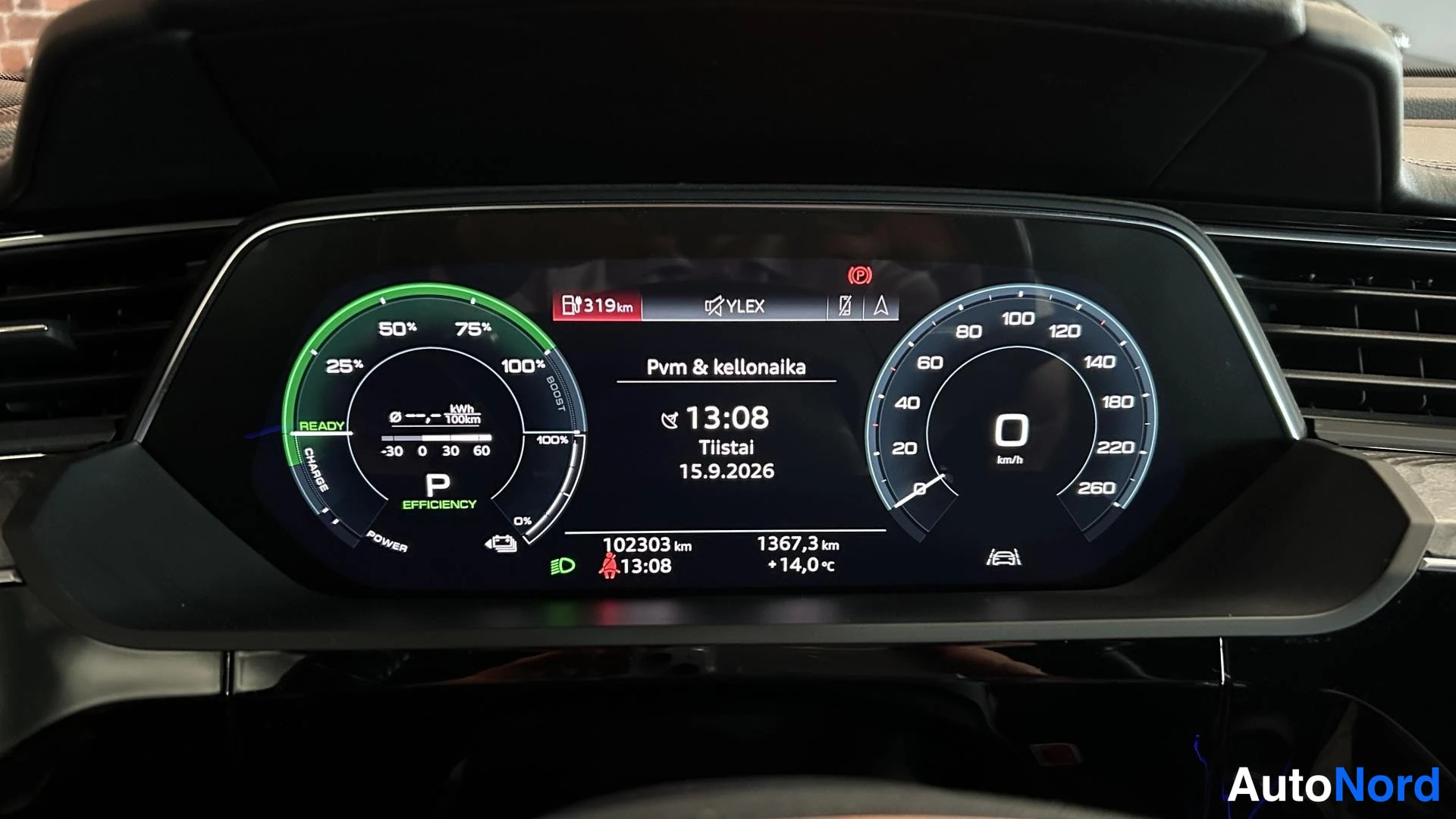 Muu: Mittariston näyttö lähikuvassa: 102303 km, päivämäärä 15.9.2026 ja kl 13:08.