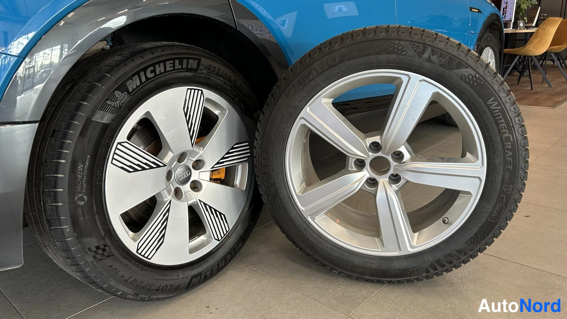 Yksityiskohta: Kaksi metallivanteen rengasta: vasemmalla ajoneuvossa Michelin-renkasilla varustettu hopea Audi-vanne, oikealla pikkirallirengas Kumho Wintercraft -vanteella.
