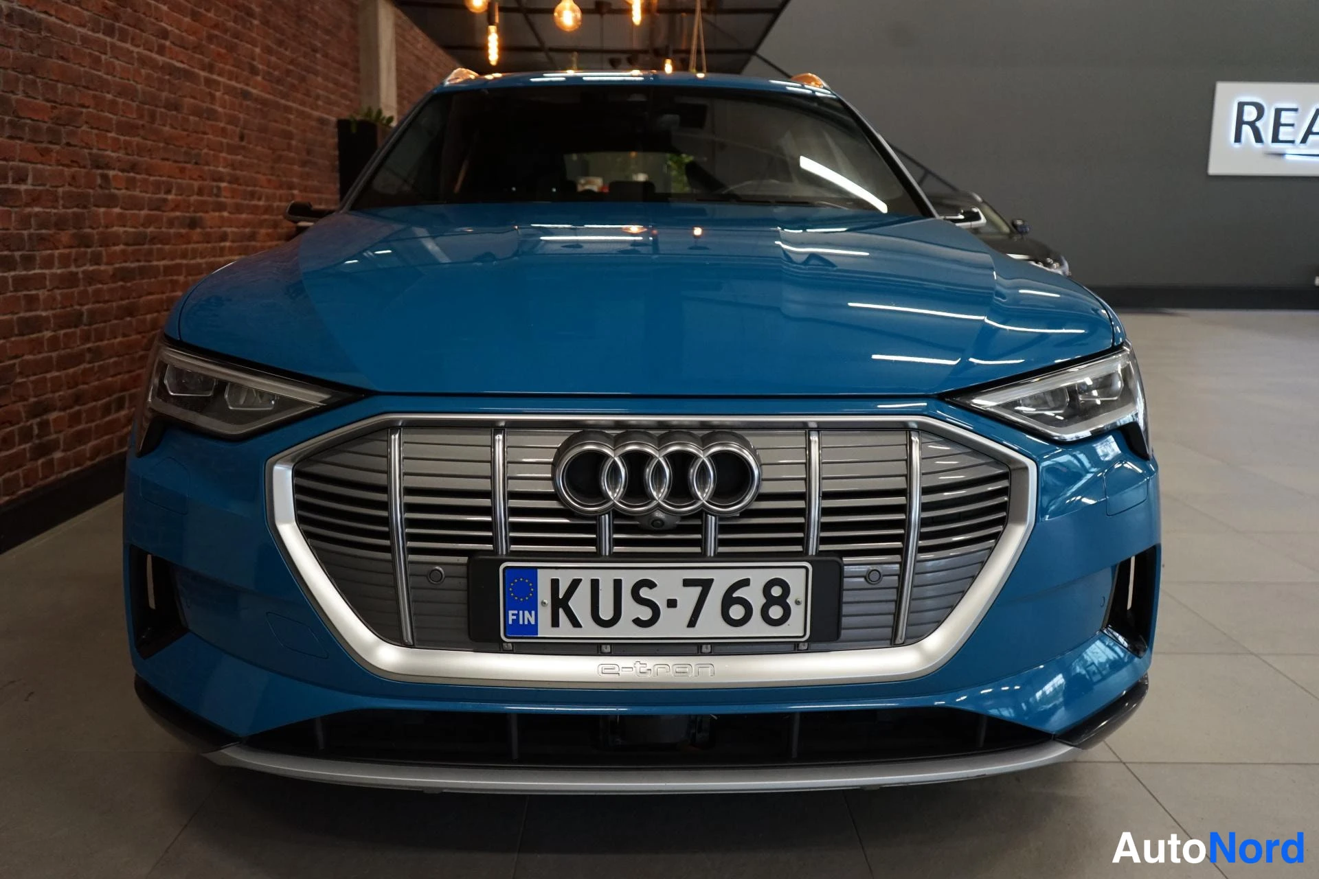 Edestä: Sininen Audi e-tron edestäpäin, rekisterikilpi
