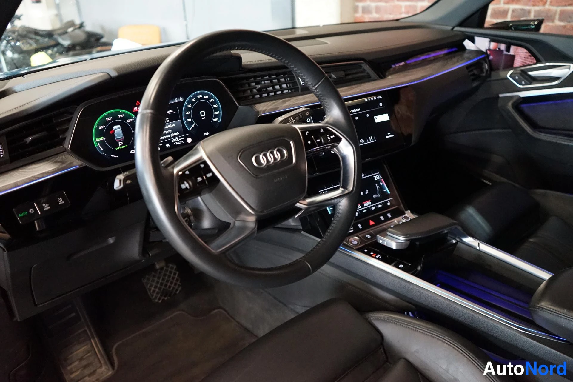 Muu: Audi e-tronin ohjaamo, digitaalinen mittaristo ja kosketusnäytöt