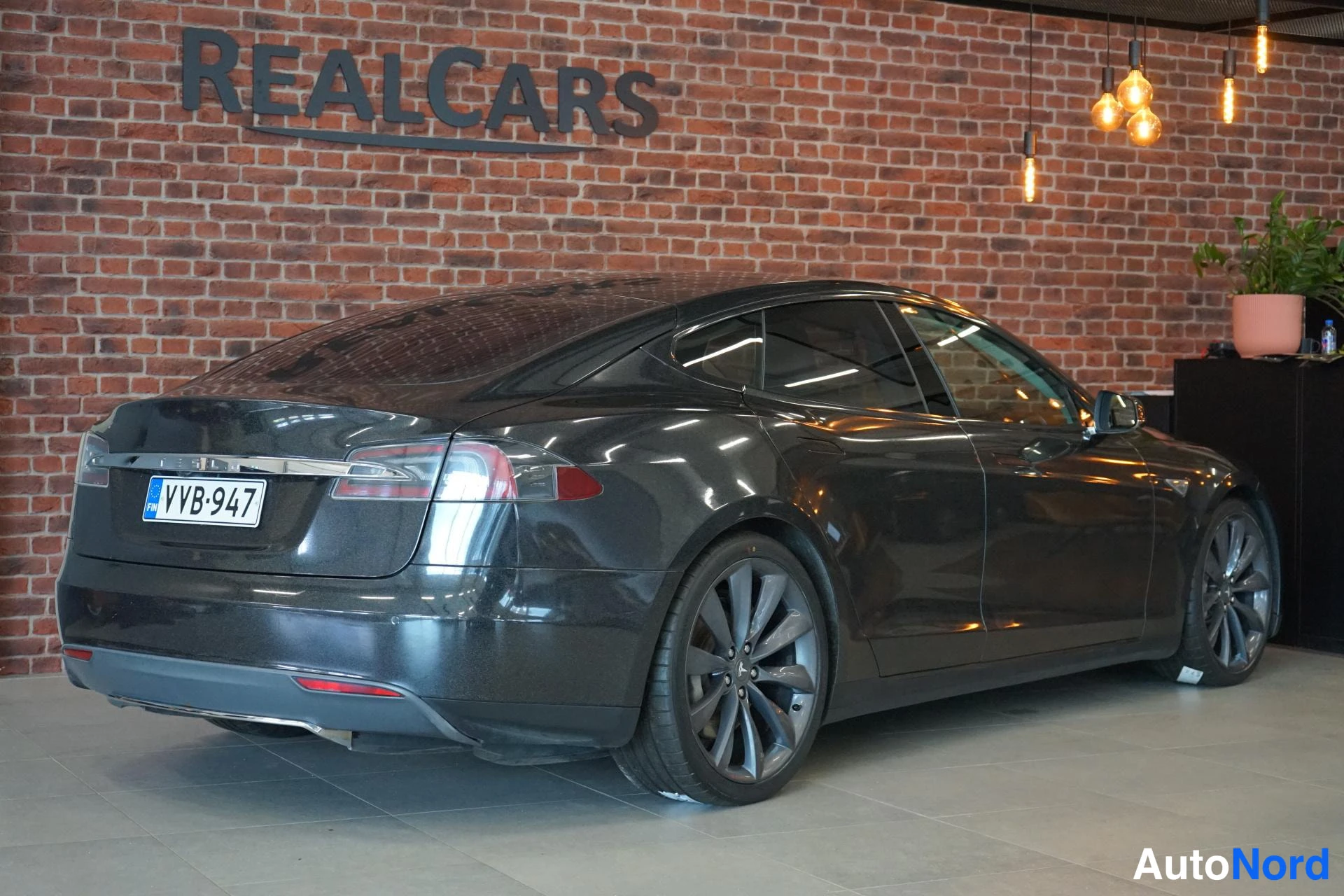 Beige Tesla Model S 2014, takaviisto, kuva 6