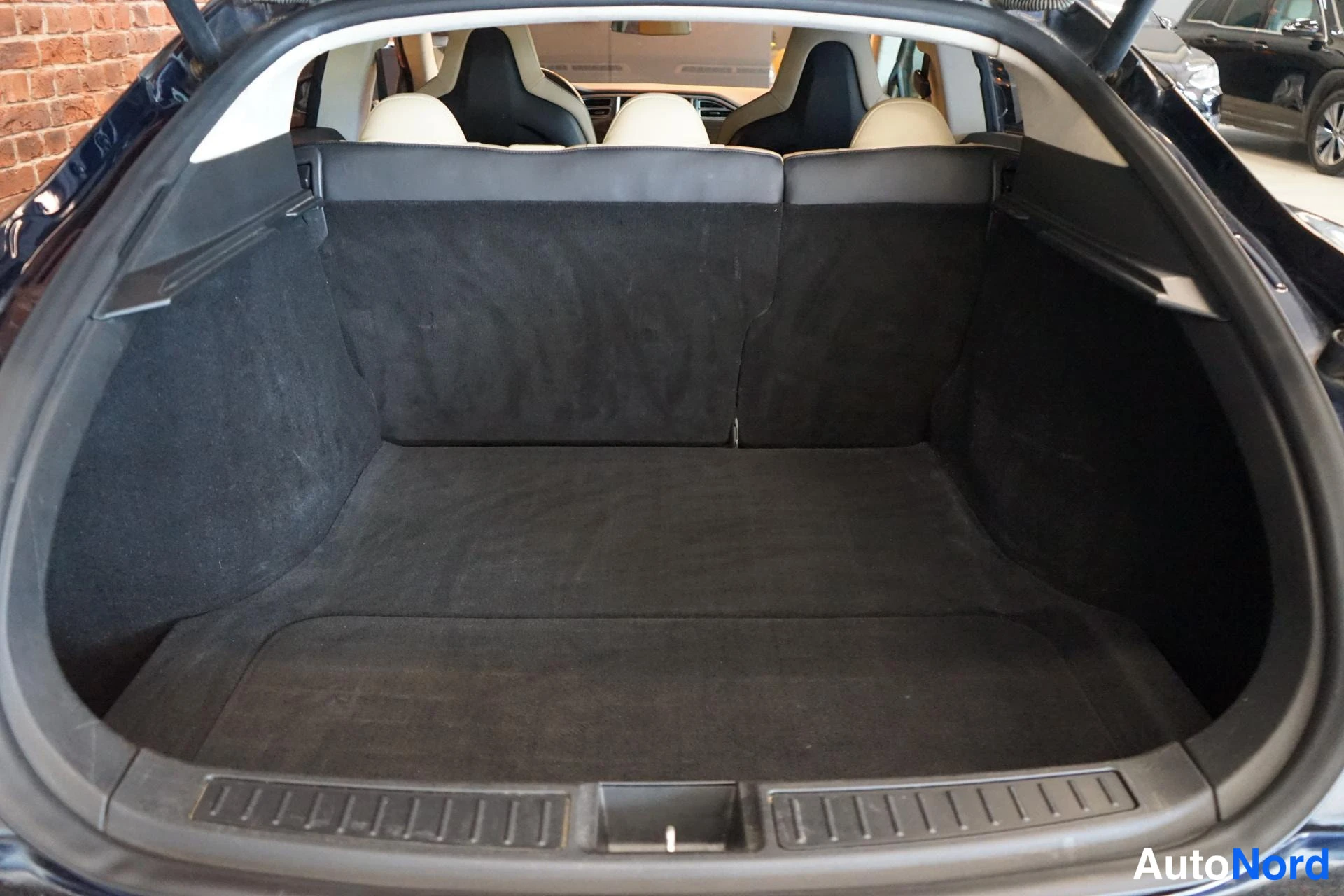 Beige Tesla Model S 2014, takaa, kuva 7