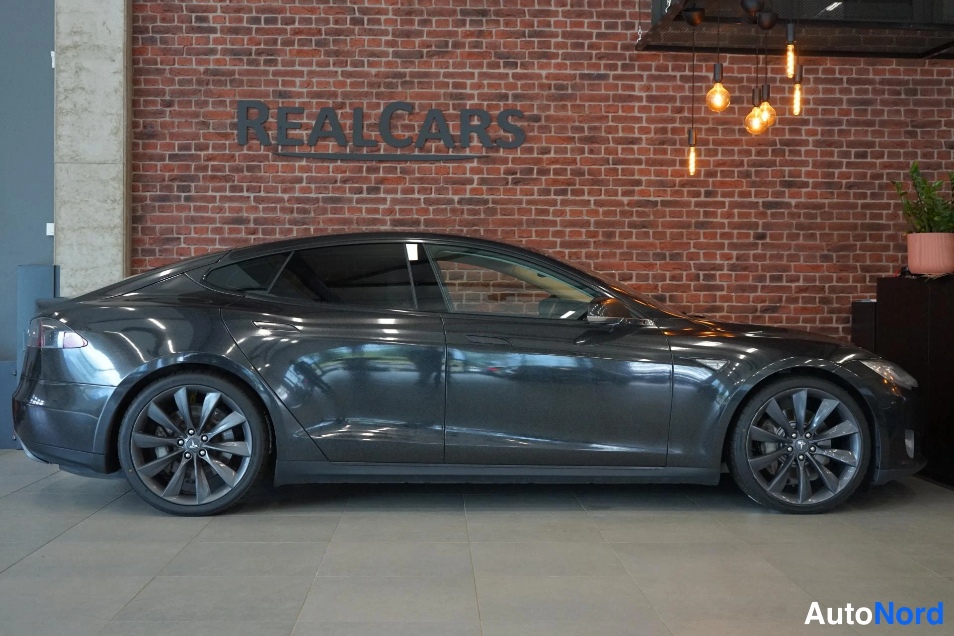 Beige Tesla Model S 2014, sivulta, kuva 4