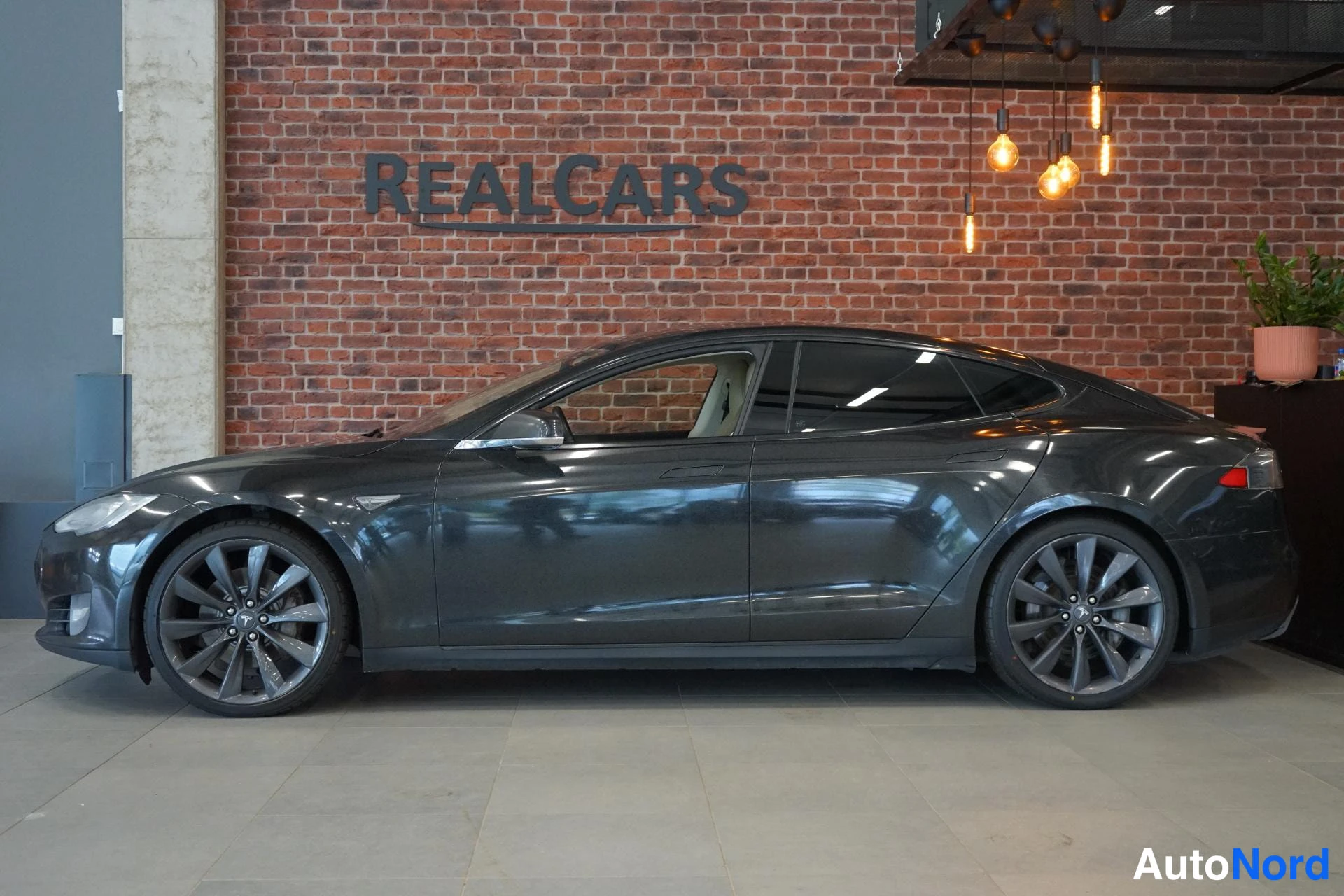 Beige Tesla Model S 2014, etuviisto, keula vasemmalle, kuva 2