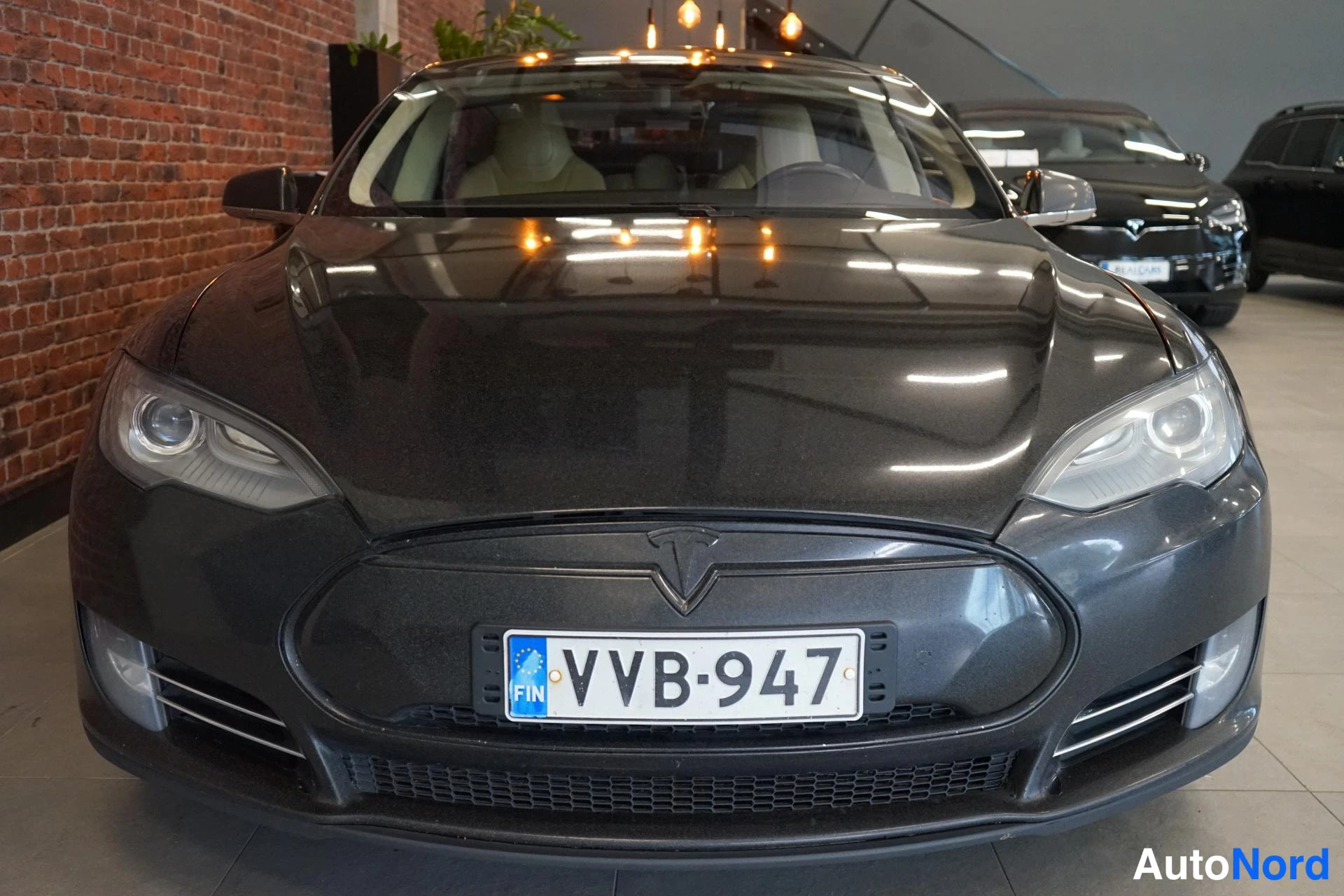 Beige Tesla Model S 2014, edestä, kuva 3
