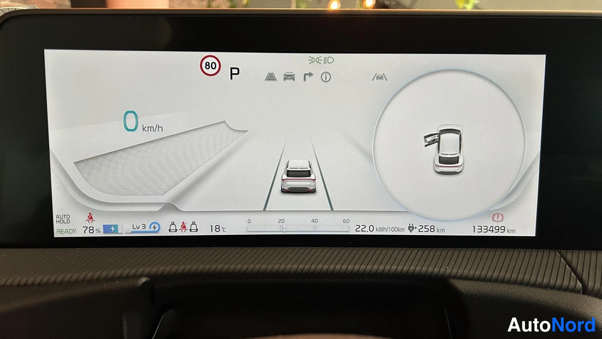 Yksityiskohta: Kuljettajan näyttö: 0 km/h, akku 78 %, kulutus 22,0 kWh/100 km, mittarilukema 133499 km.