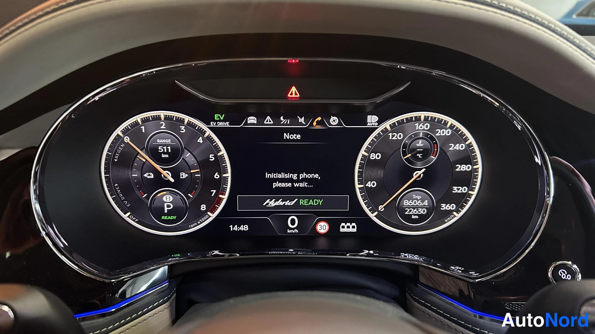 Muu: Digitaalinen mittaristö: nopeusmittari ja kierroslukumittari, keskellä teksti 'Hybrid READY' ja 'Initialising phone, please wait...', trip-lukema 22350 km.