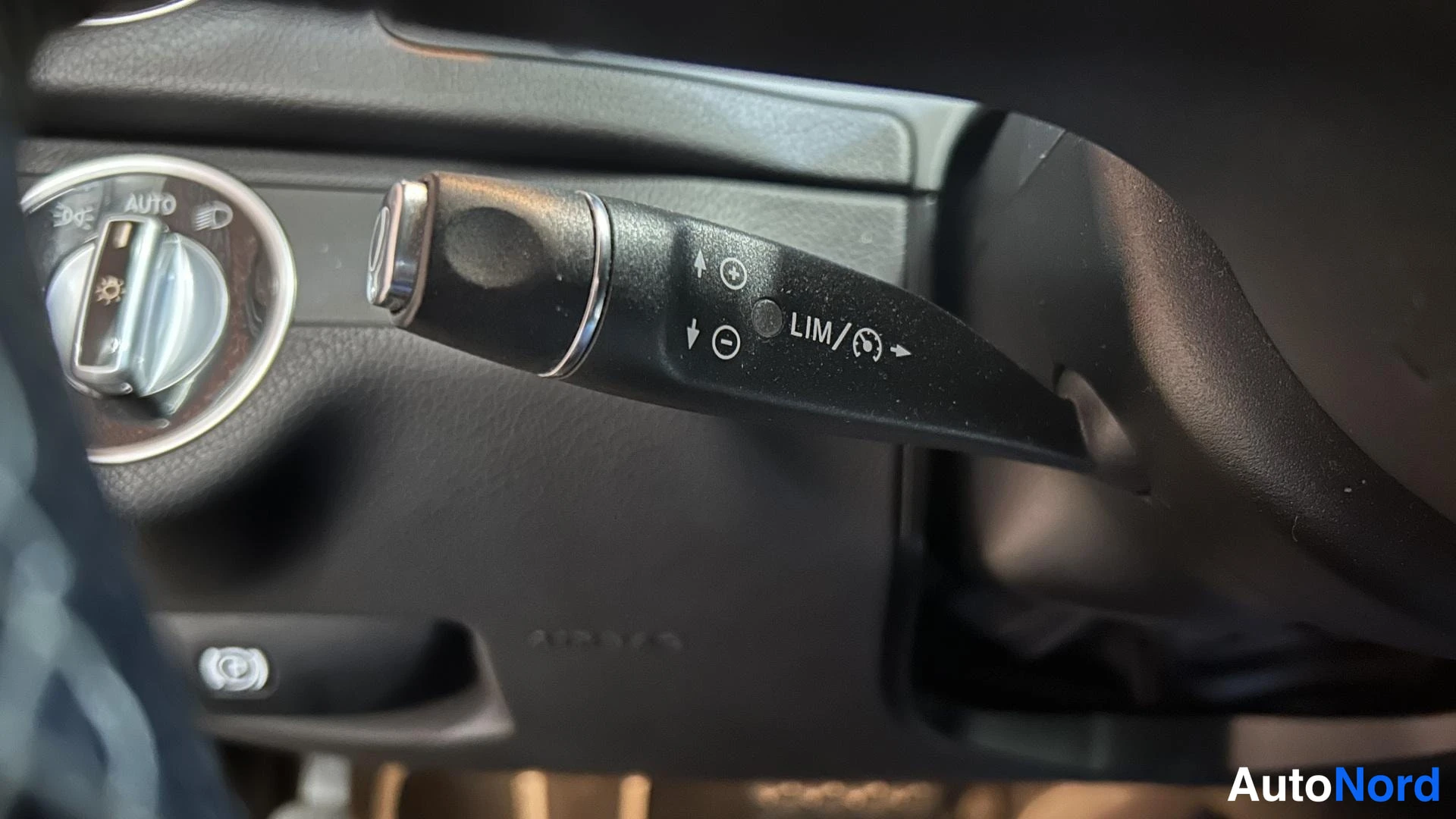 Muu: Rattipylvään palkki: nopeudensäädin (LIM) ja valokytkin AUTO-asennossa.