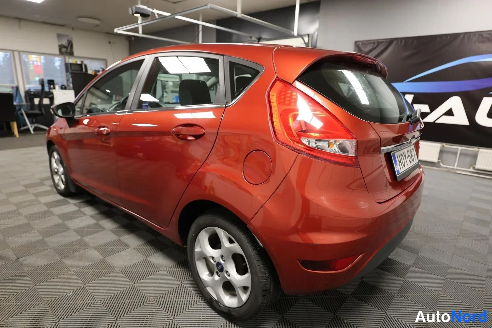 Takaviisto: Punaisenruskean Ford Fiestan takakolmasosakulma vasemmalta takaa kuvattuna.