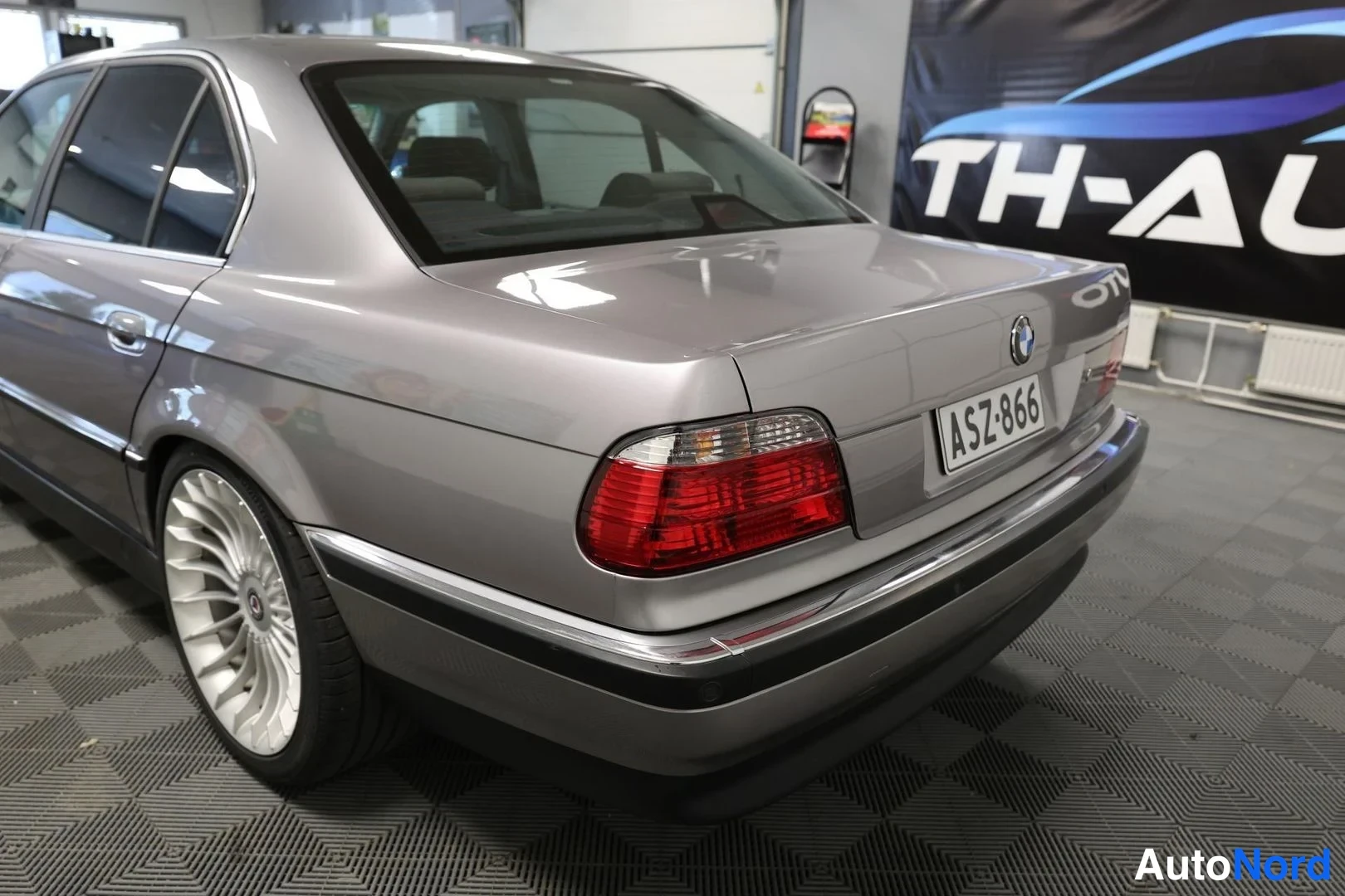 Takaviisto: BMW-sedan takaosa ja oikea kylki kulmasta, rekisteri