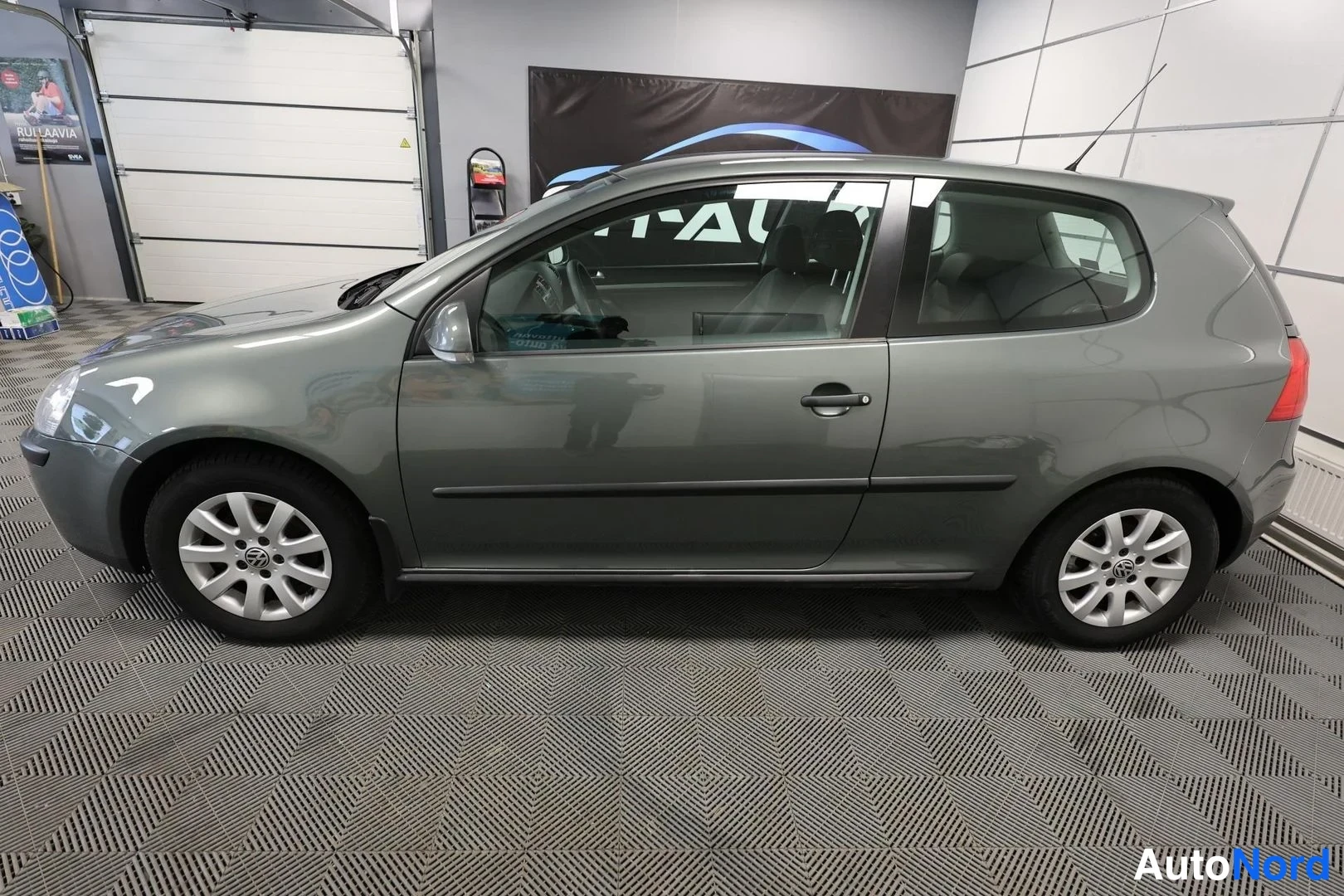 Sivulta: Volkswagen Golf, tummanharmaa, kyljestä vasemmalta kuvattuna