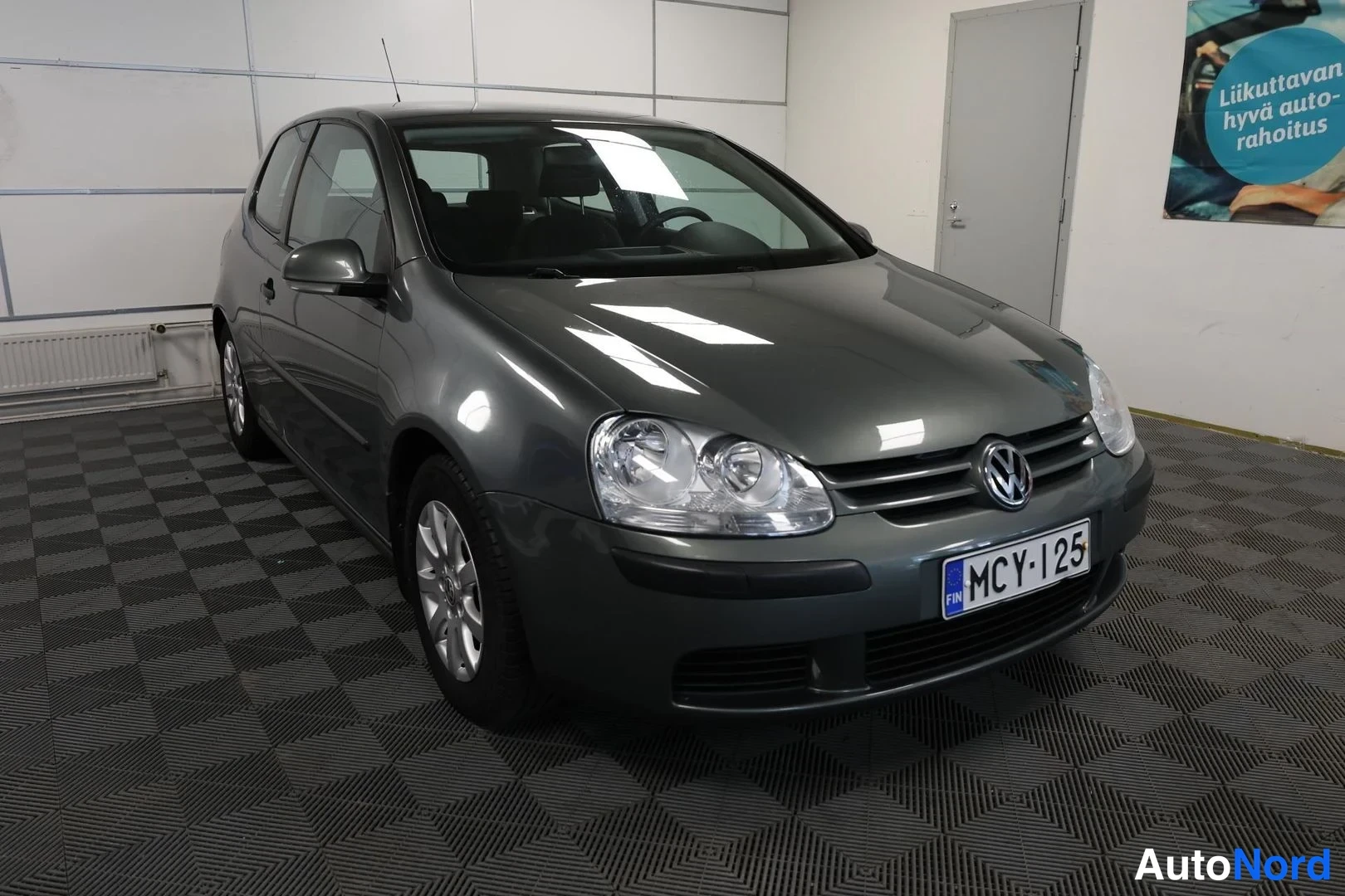 Etuviisto, nokka oikealle: Volkswagen Golf etuosaltaan kolmeneljäsosan kuvakulmassa, keulakotka ja rekisteritunnus näkyvät.