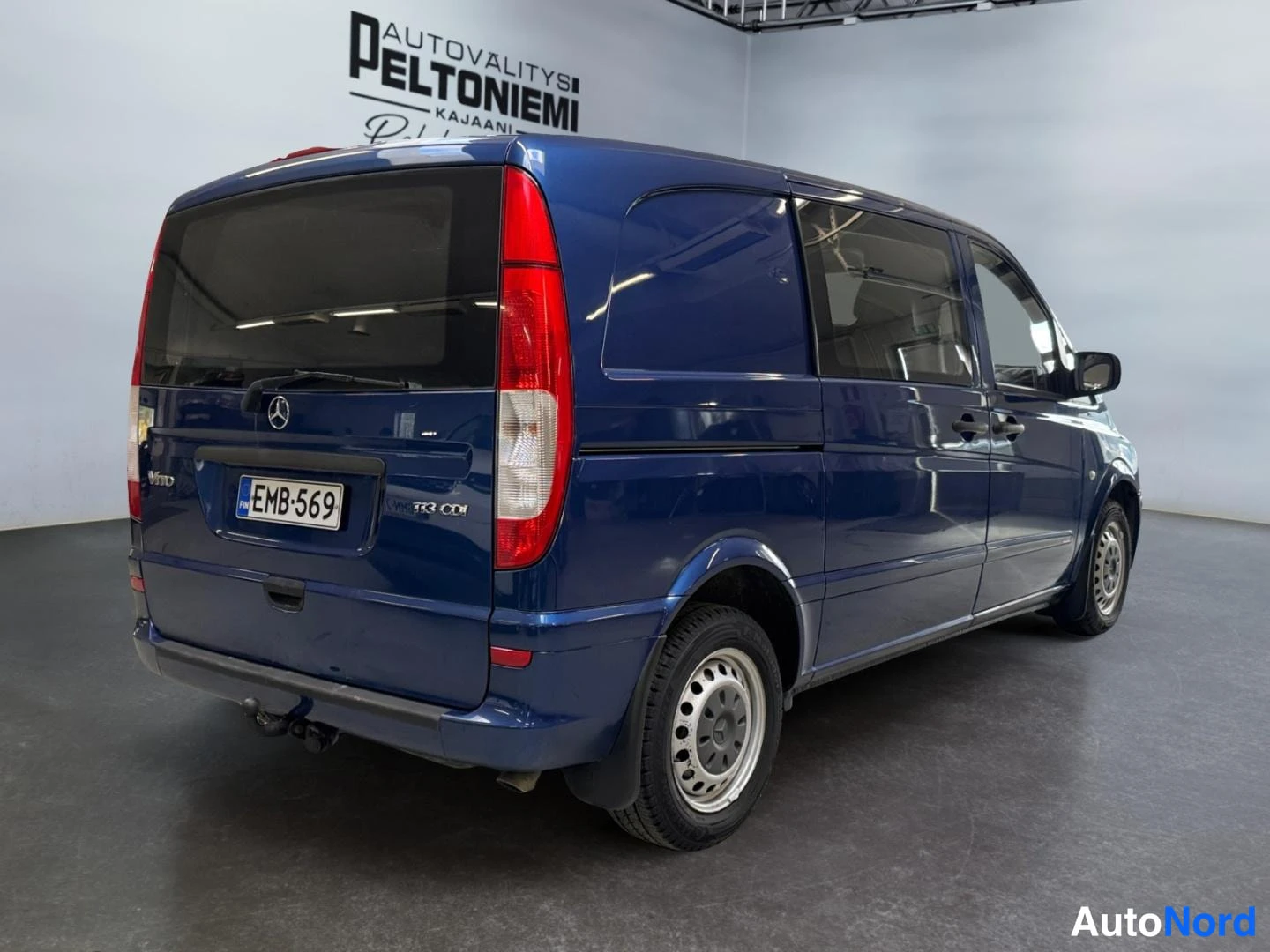 Takaviisto: Taka-3/4-kuva Mercedes Vito -pakettiautosta, rekisterikilpi ja Vito- ja 113 CDI -merkit takaluukussa.