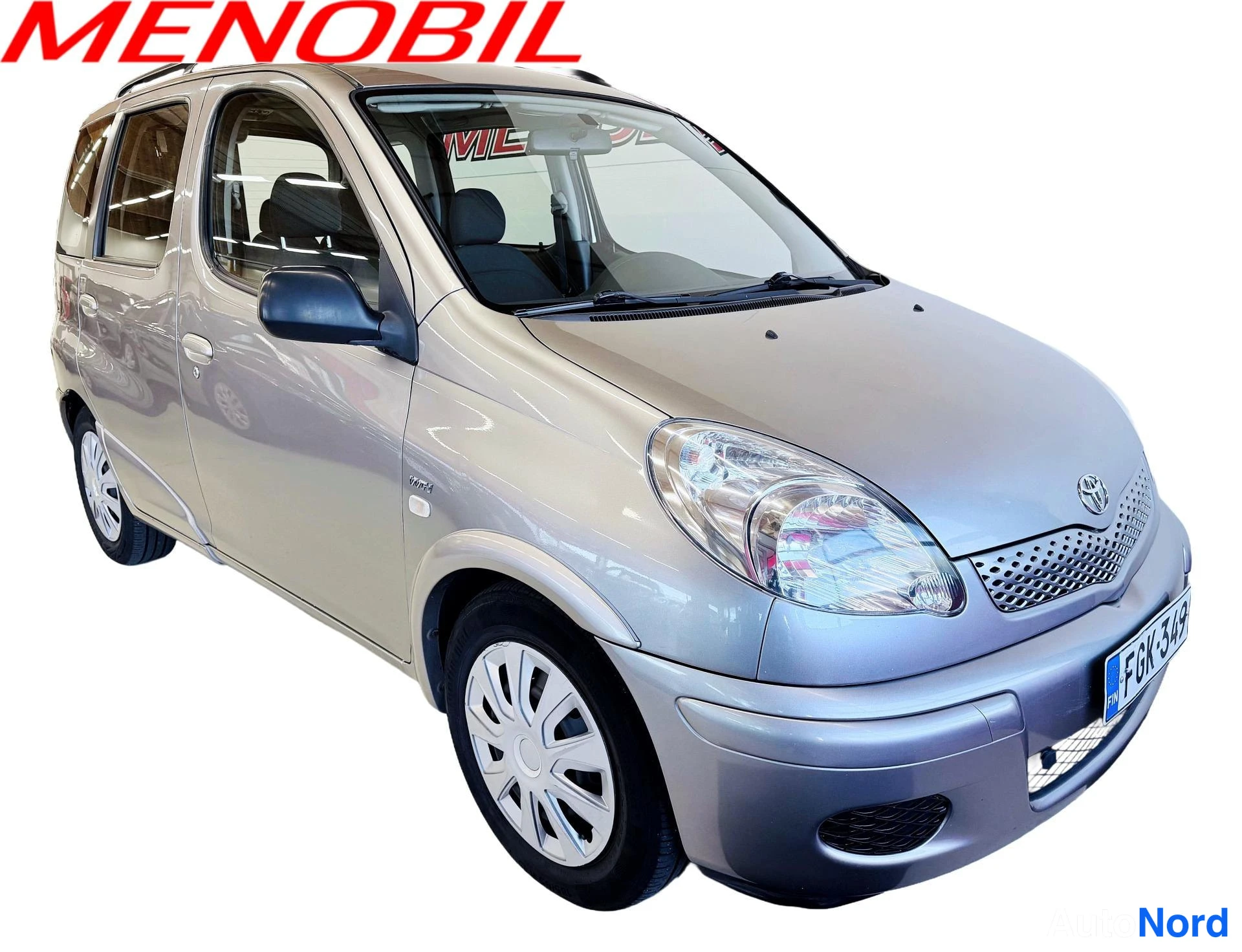 Etuviisto, nokka oikealle: Hopeanvärinen Toyota Yaris Verso kolmesta neljäsosan etunäkymässä, nokka oikealla, rekisteritunnus.