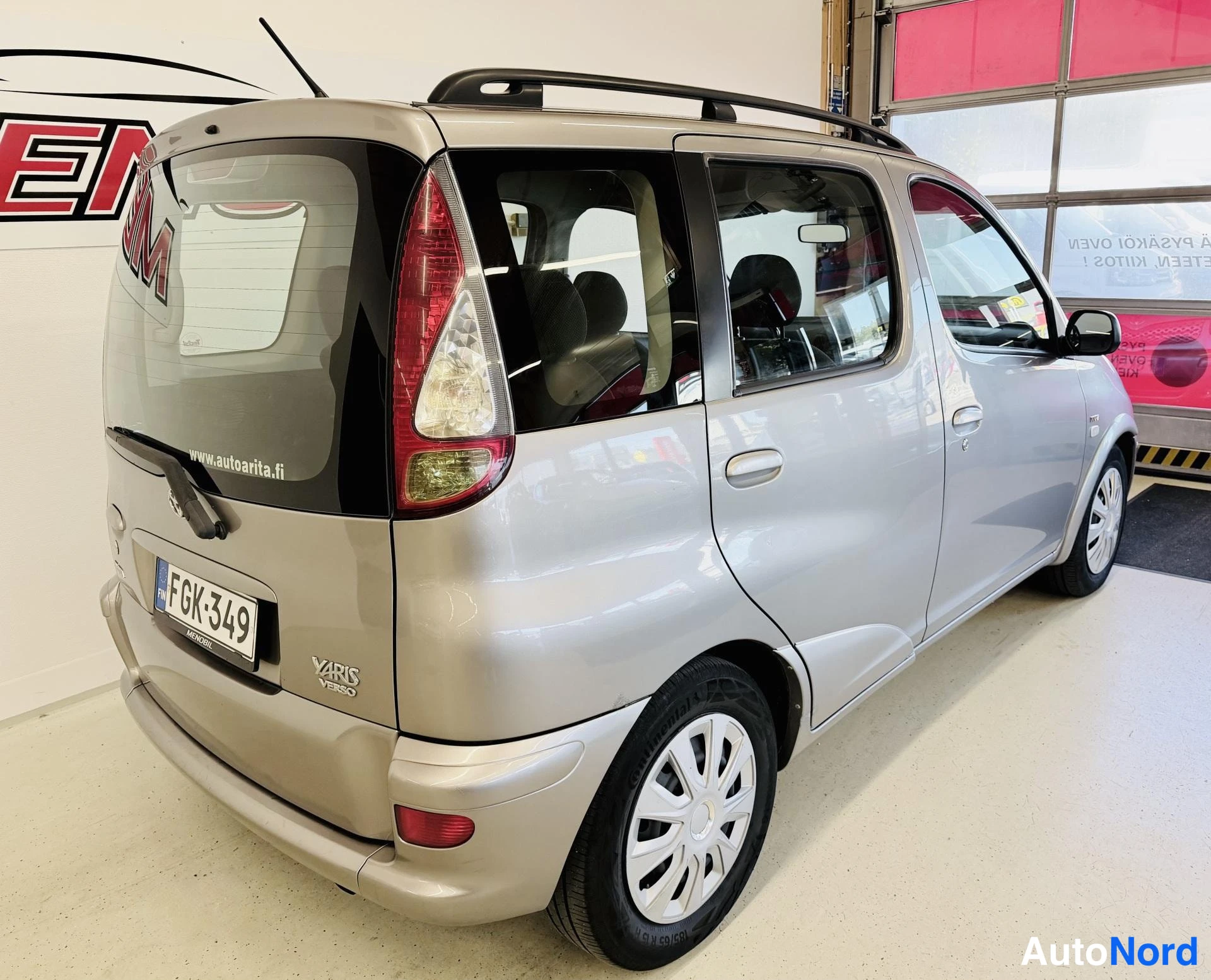 Takaviisto: Toyota Yaris Verso takaa viistosta: hopeanharmaa koritetti, katetussa tilassa.