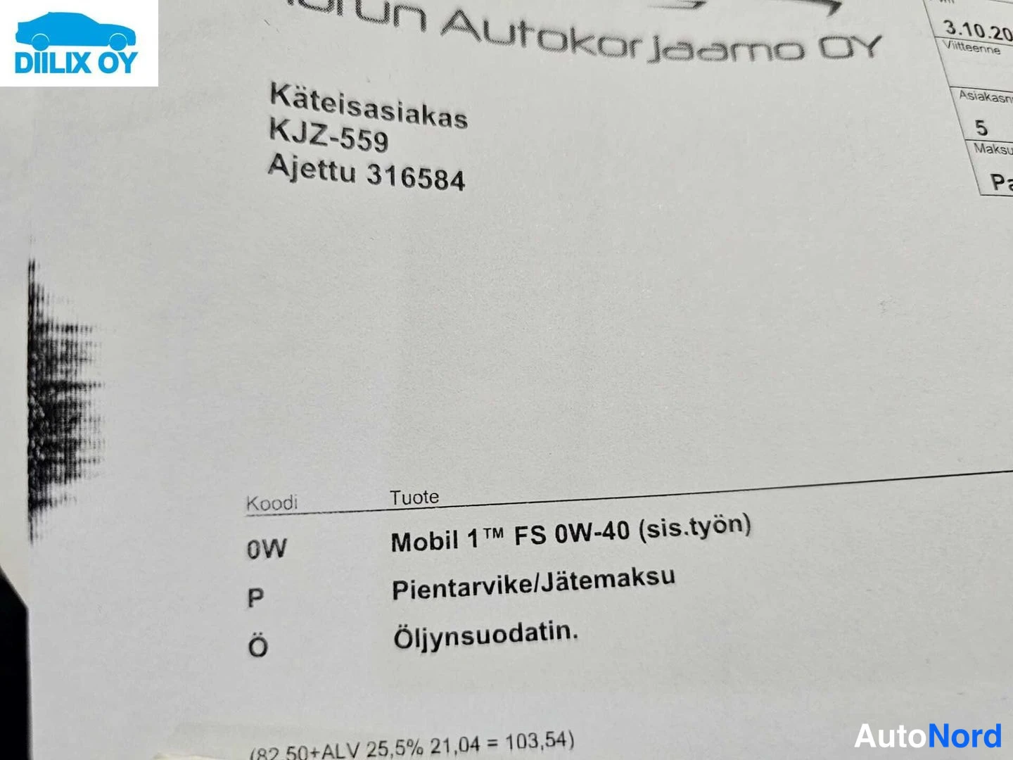 Asiakirja: Laskun tai kuitti-papirin lähikuva, jossa on teksti 'Jalun Autokorjaamo OY', 'Käteisasiakas Ajettu 316584'. Tuotelistalla lukee 'Mobil 1 FS 0W-40 (sis.tyon)', '