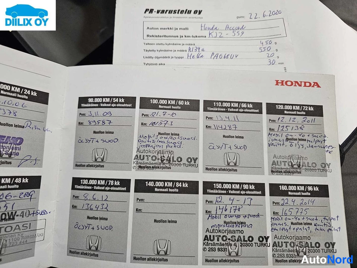 Asiakirja: Avoin huoltokirja, jossa näkyy Honda-logo ja useita huoltomerkejä. Ylemmällä paperilla lukee 'Honda Accord', rekisterinumero ja päiväys 22.6.2020. Huoltokirjan