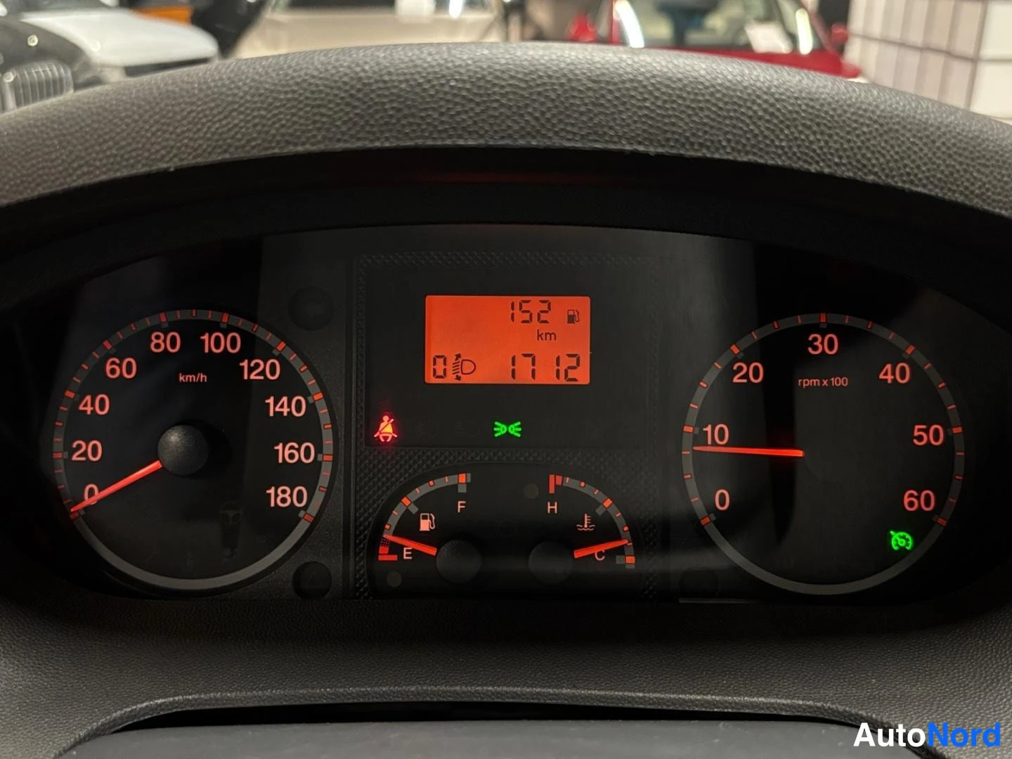 Muu: Kojelautta: nopeusmittari 0–180 km/h, kierroslukumittari 0–60 x100 ja näyttö, jossa lukee 152 km ja 17:12.