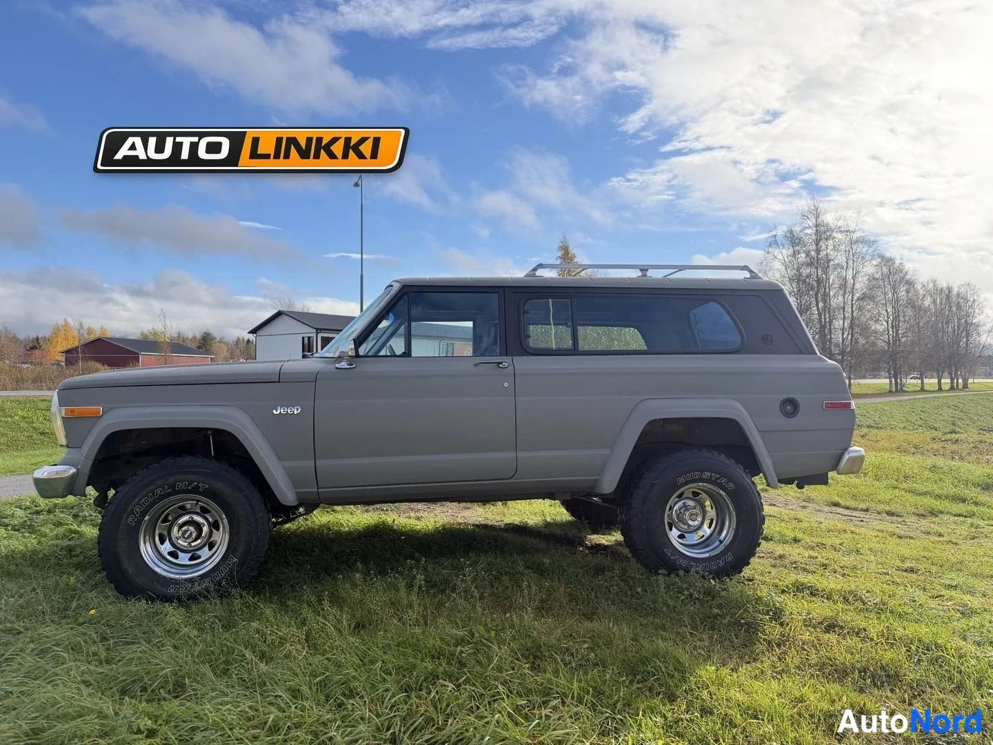 Harmaa Jeep Cherokee 1982, sivulta, kuva 4
