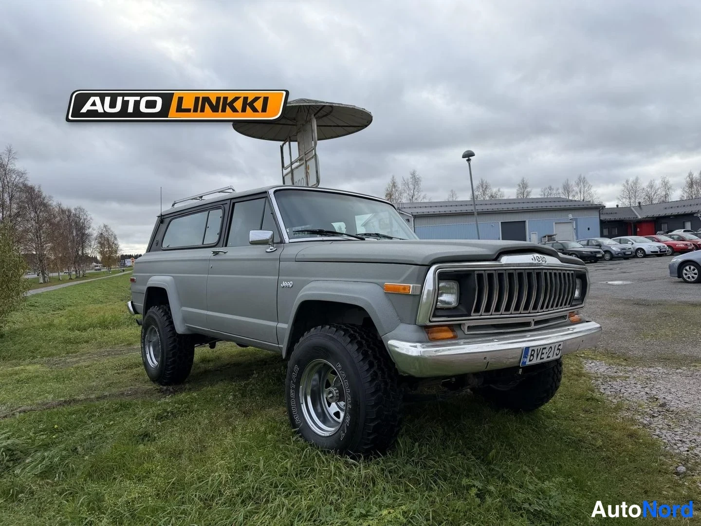 Harmaa Jeep Cherokee 1982, etuviisto, keula oikealle, kuva 2