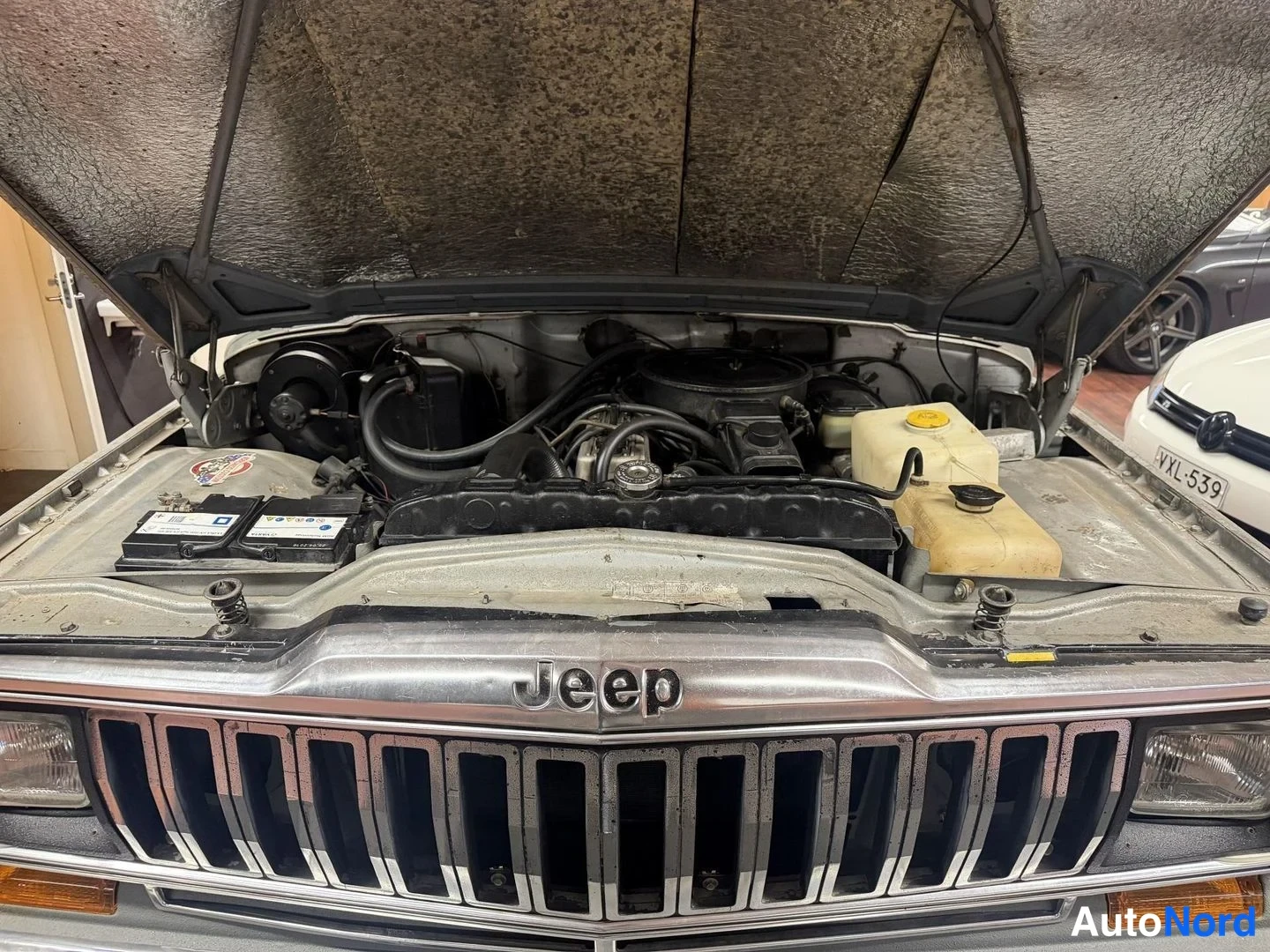 Harmaa Jeep Cherokee 1982, edestä, kuva 3
