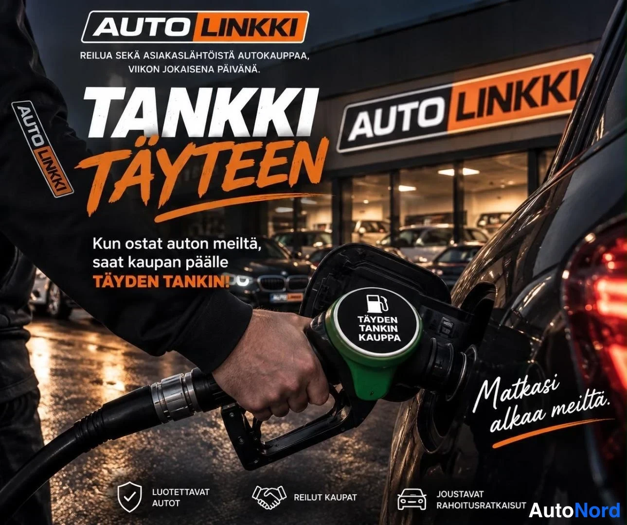 Takaviisto: Auton tankkaus: henkilö pitää tankkauspistoolia mustan auton tankkiin, taustalla Auto Linkki -liikkeen julkisivu.