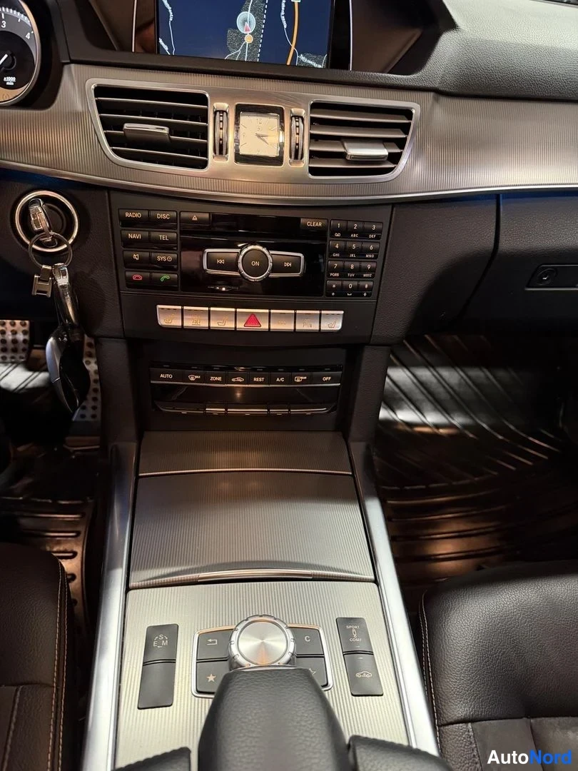 Muu: Mercedes-Benzin keskinäyttö ja radio/konsolipaneeli, jossa ilmastointi- ja viihdetoiminnot.