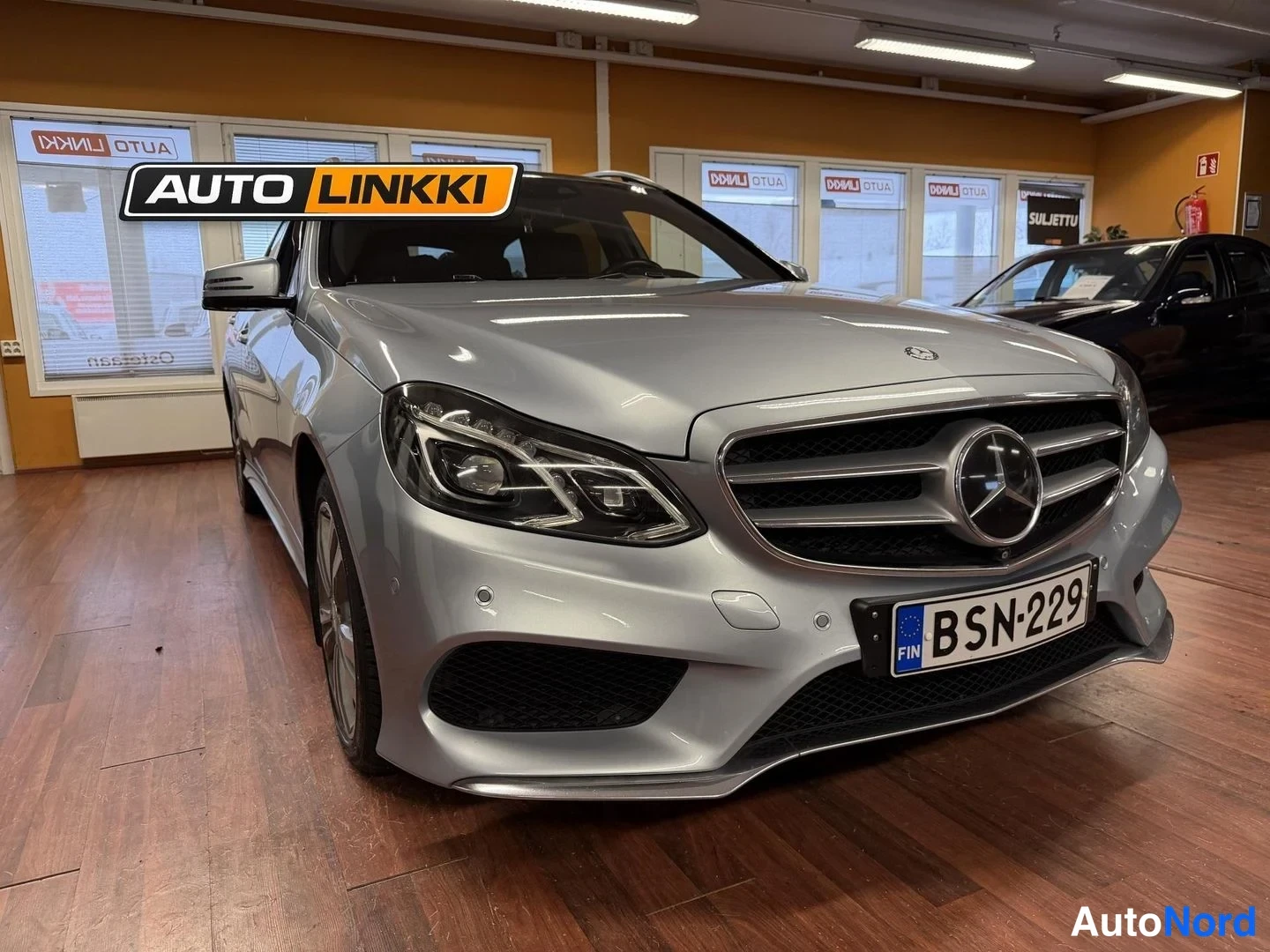 Etuviisto, nokka oikealle: Mercedes-Benzin keula lähikuvassa rekisterikilpi.