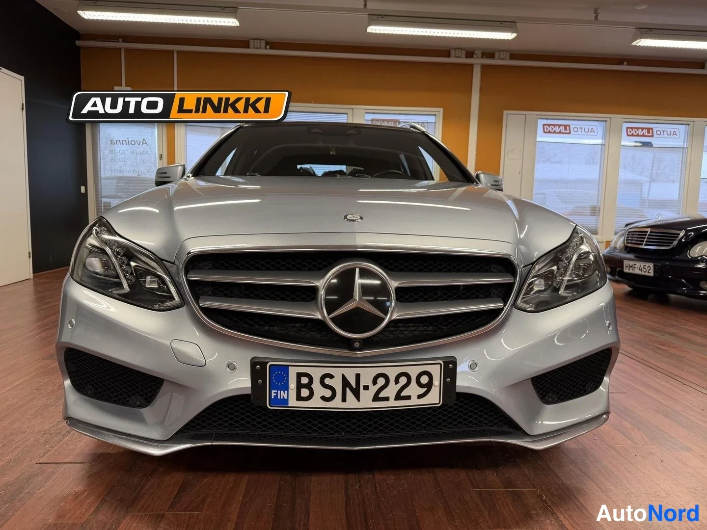 Edestä: Mercedes-Benzin etupinta suoraan edestä, rekisterikilpi.