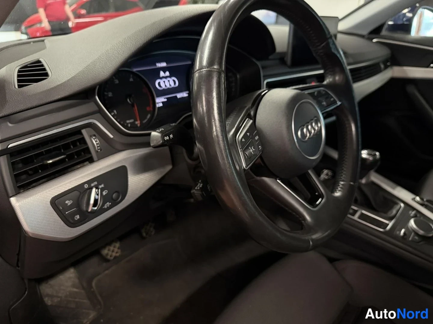 Muu: Kuljettajan puolen sisätilat: Audi-ohjauspyörä, mittaristo ja kojelauta.