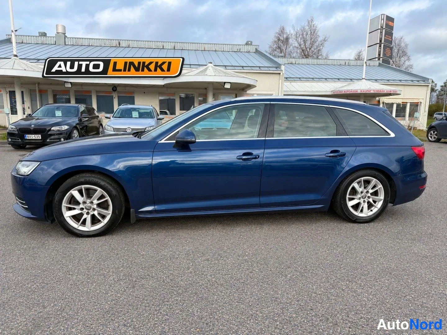 Sininen Audi A4 Avant 2016, sivulta, kuva 4