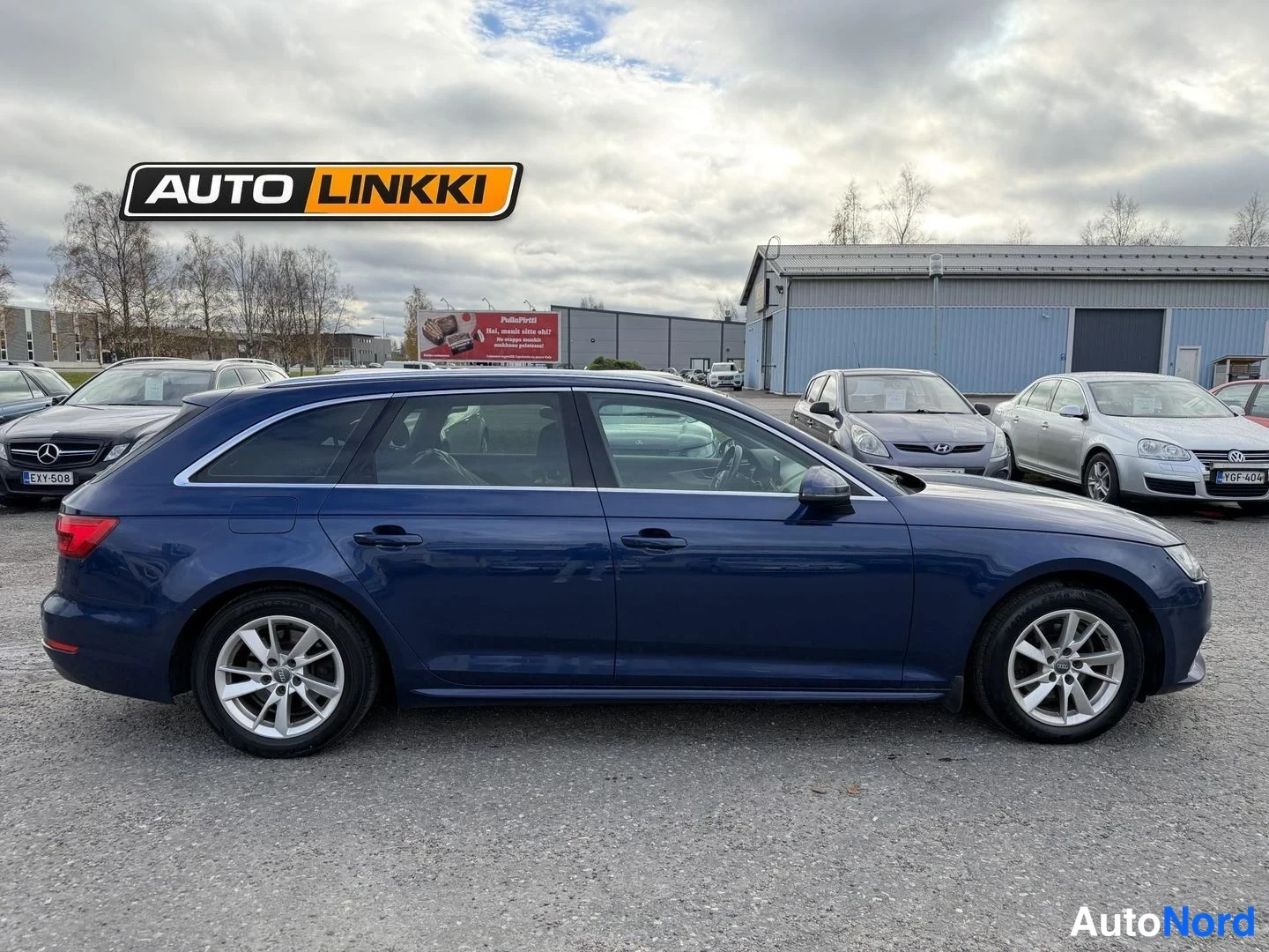 Sininen Audi A4 Avant 2016, sivulta, kuva 3