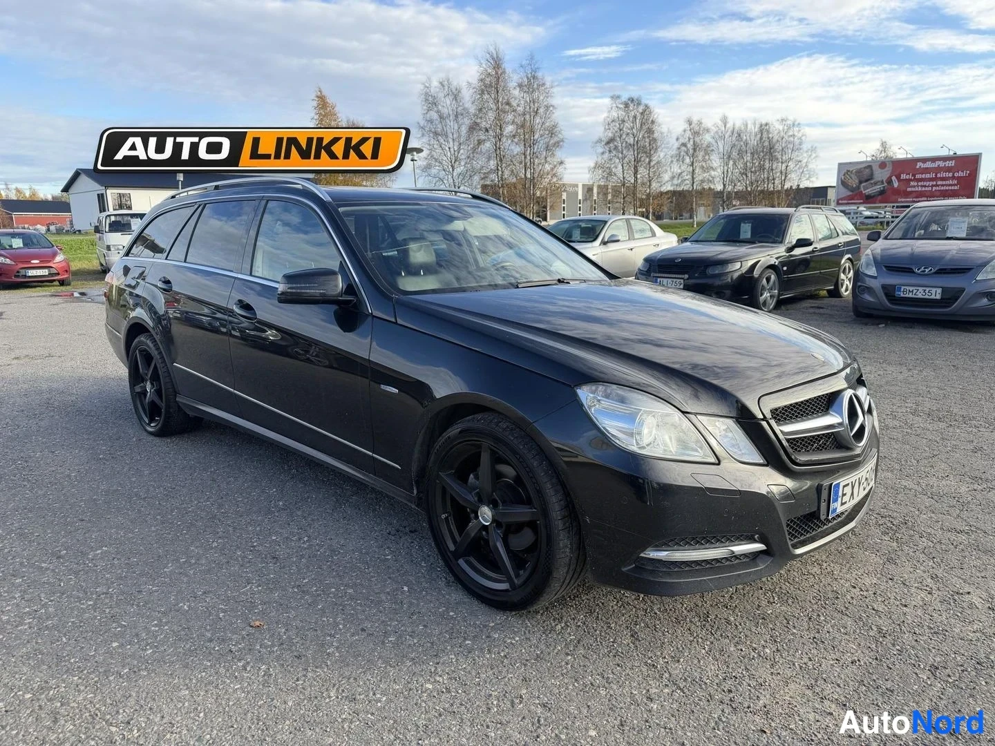 Musta Mercedes-Benz E 220 CDI 2010, etuviisto, keula oikealle, kuva 2