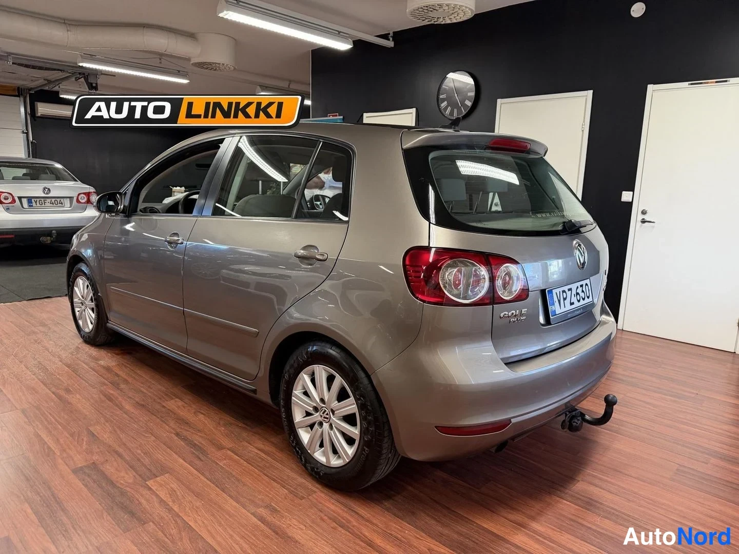 Takaviisto: Volkswagen Golf Plus -henkilöauto takaa kolmesta neljäsosasta; takavalot, takaluukun.scan-dokumentti