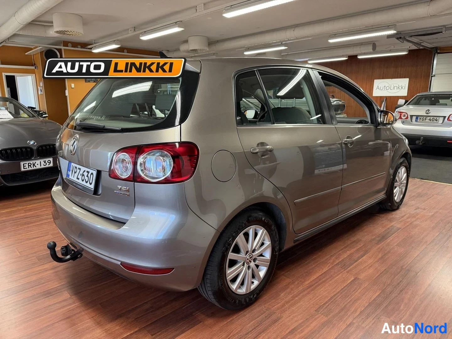 Takaviisto: Volkswagen Golf Plus -henkilöauto takaa kolmesta neljäsosasta toisesta kulmasta; takavalot, TSI-merkintä ja vetokoulu näkyvät.