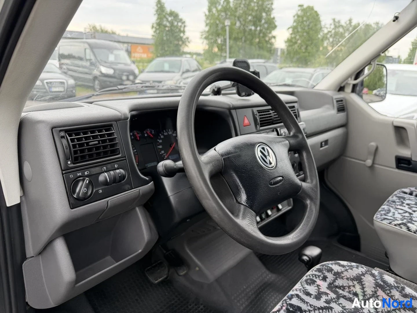 Muu: Kuljettajan puolen kojelauta ja VW-merkkinen ohjauspyörä, mittaristo ja ilmastointiauksot näkyvät.