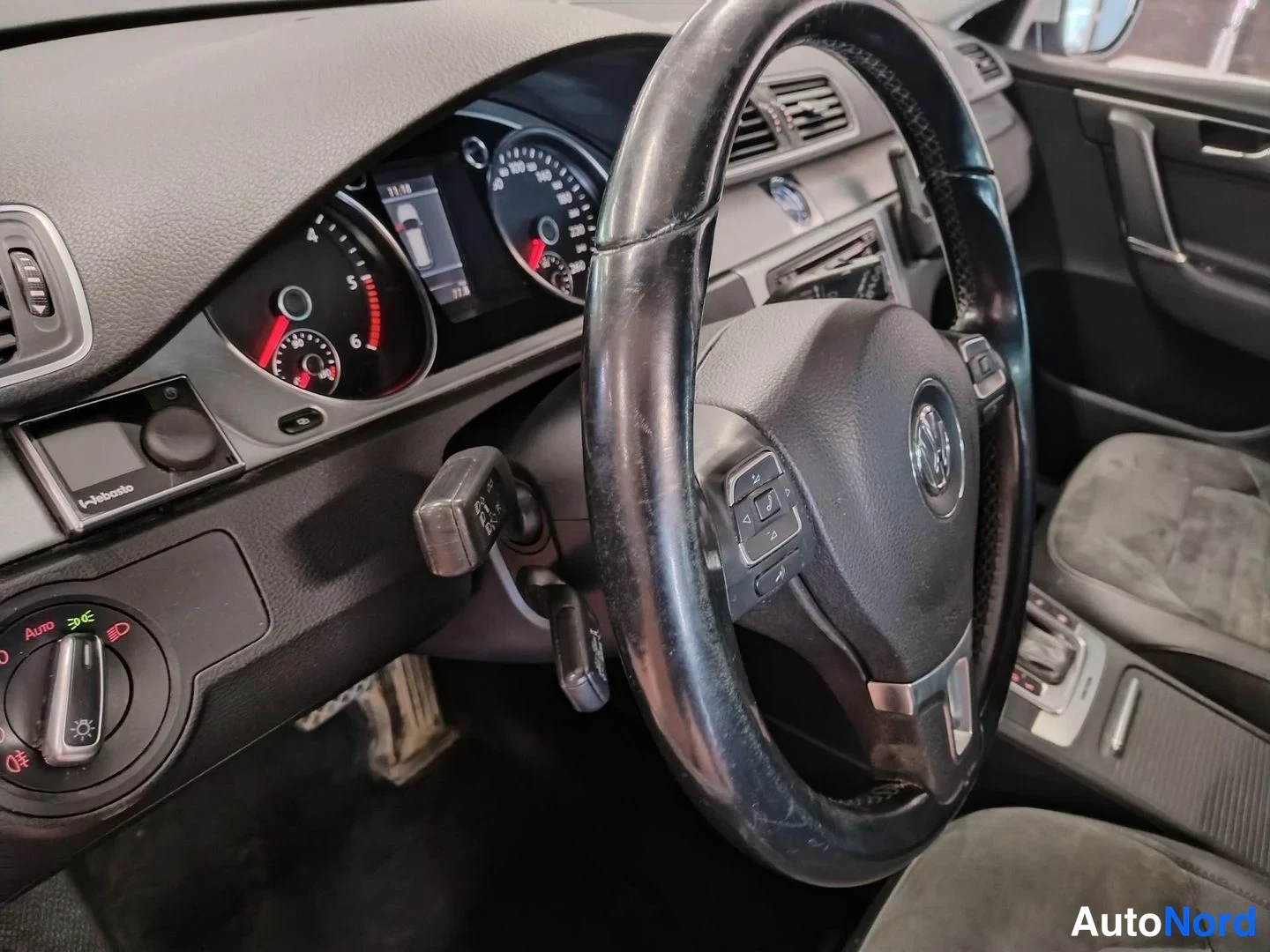 Muu: Ohjaamon sisäkuva: Volkswagen-ohjauspyörä, mittaristo ja valaistuksen säädin.