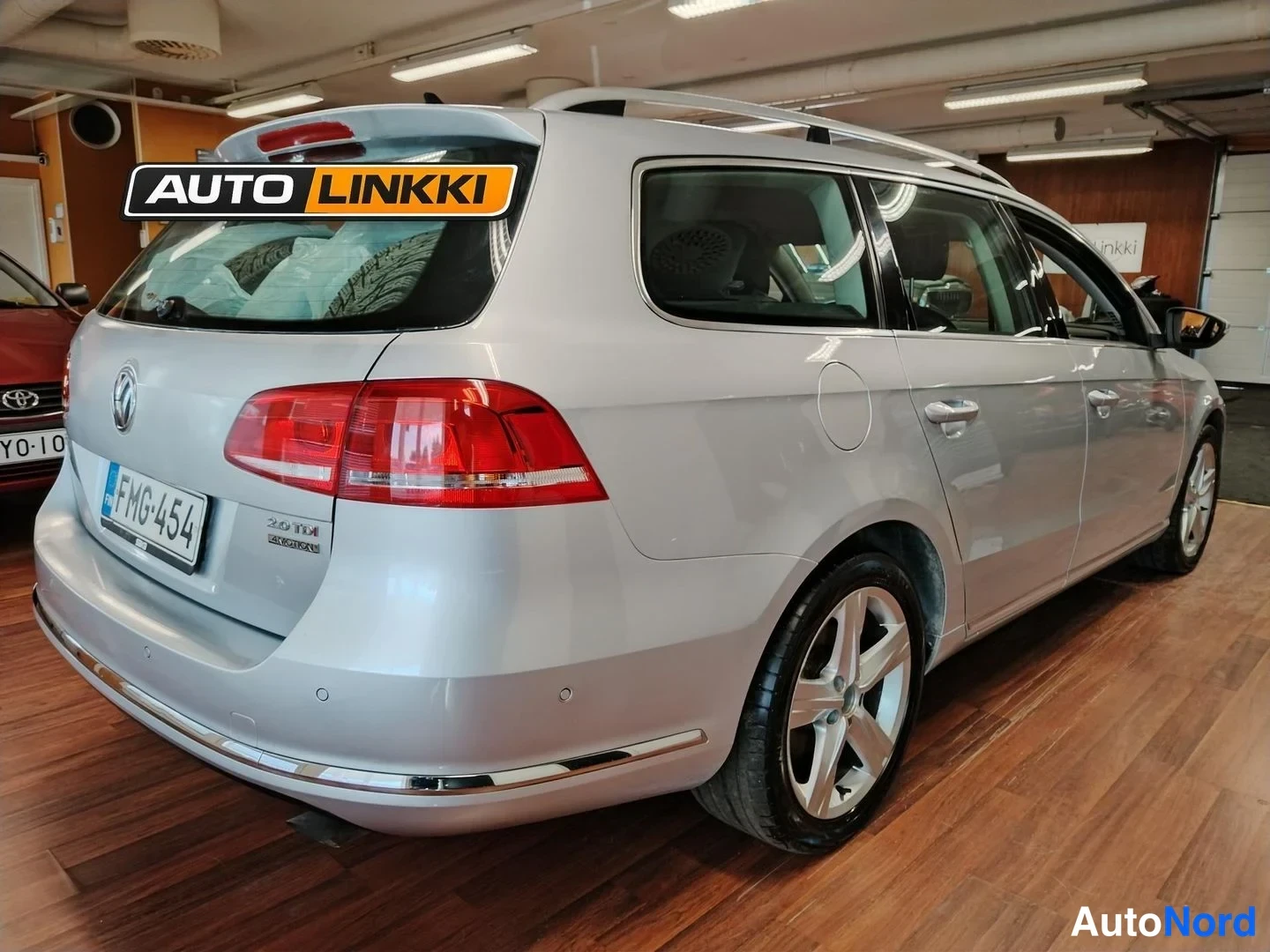 Takaviisto: Auton takaosa kulmasta, rekisterikilpi ja 2.0 TDI 4Motion -merkintä.