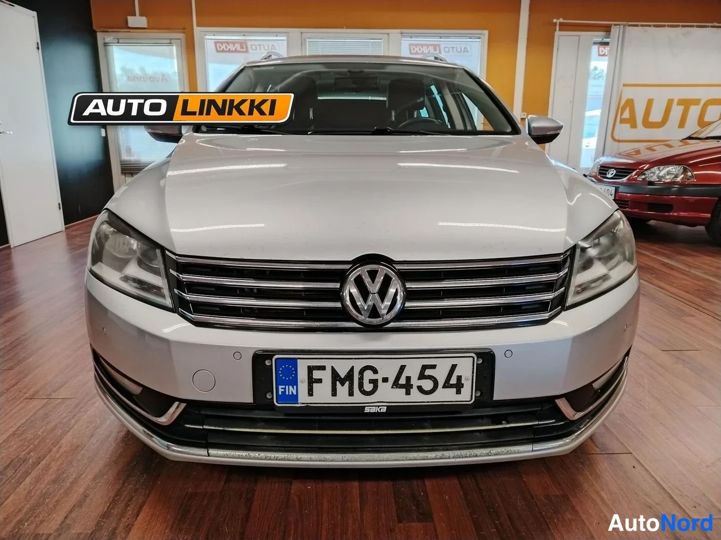 Edestä: Volkswagen Passat Variant edestäpäin; rekisterikilpi näkyvissä.