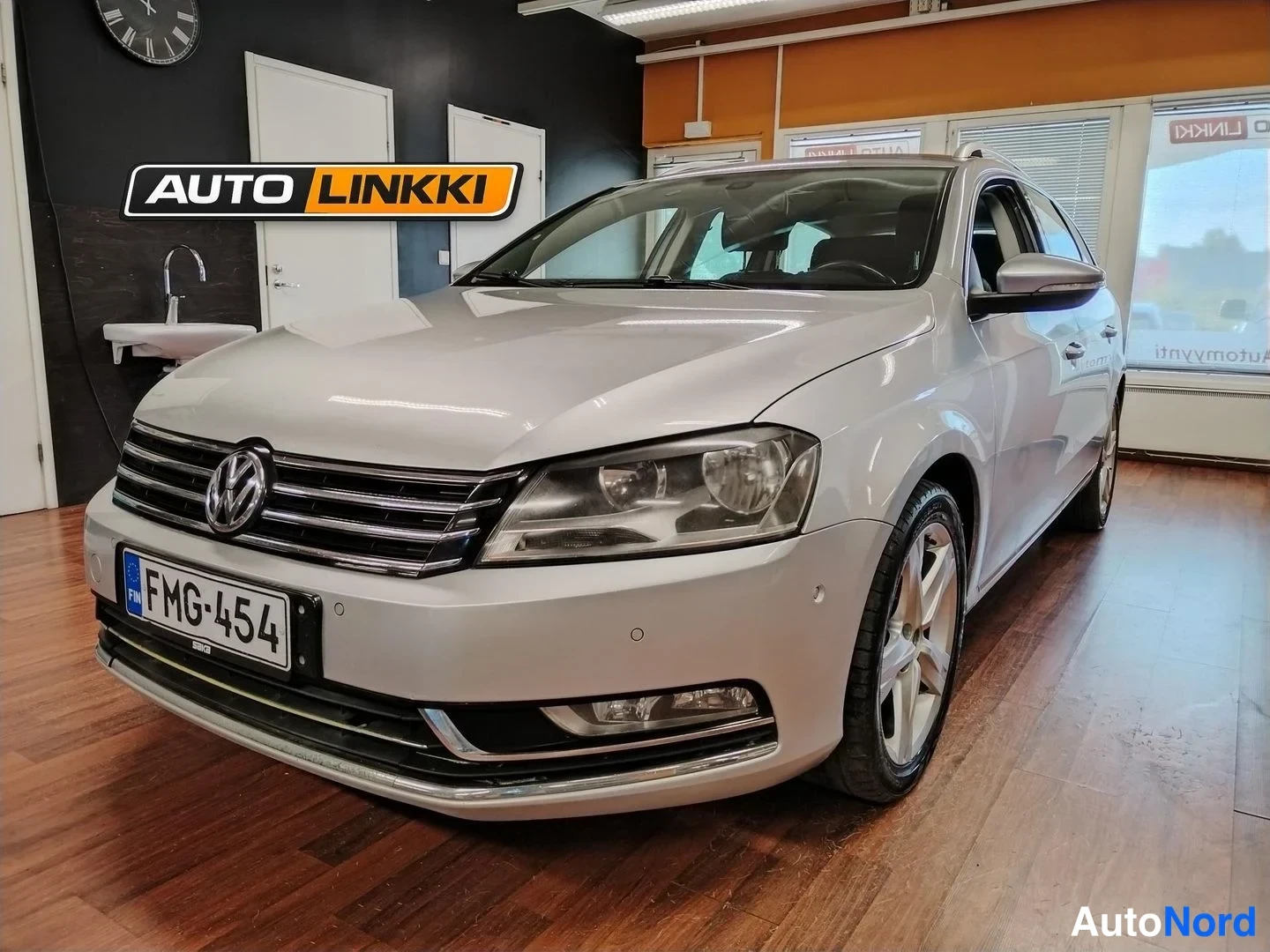 Etuviisto, nokka vasemmalle: Volkswagen Passat Variant 3/4 etukuva vasemmalta, etupansseri ja vasen sivu näkyvissä sisätiloissa.