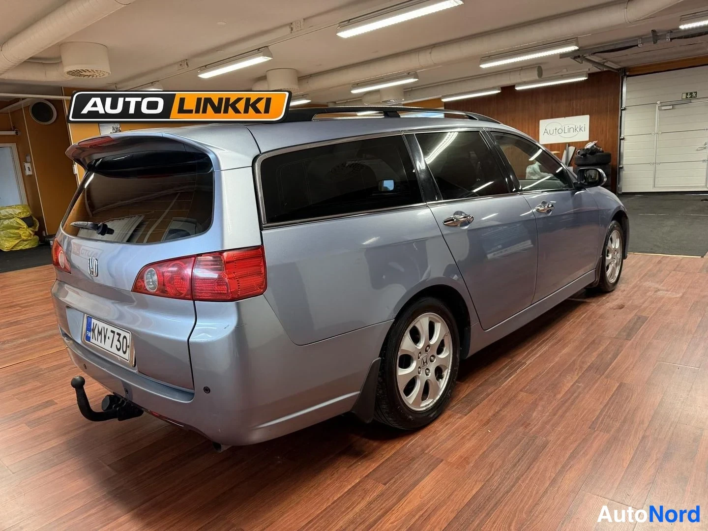 Takaviisto: Farmarikorin autot takakulmakuva, perä ja oikea kylki näkyvissä